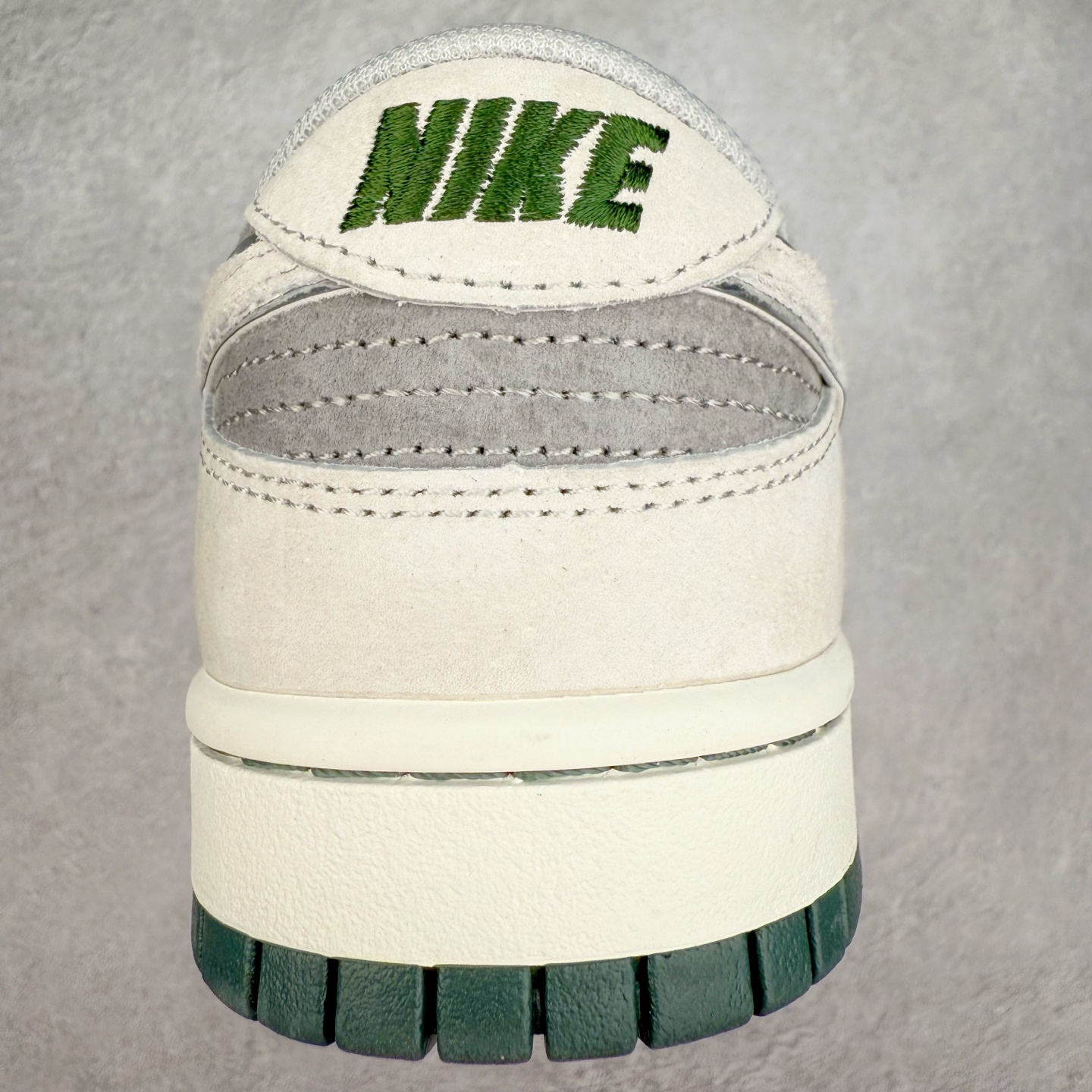 图片[8]-＃纯原特价福利 NK SB Dunk Low 系列 注意价格再次下调 之前3XX的东西 白菜价终极捡漏 全套原楦原模倾力打造完美版型 原厂Sadesa D7 皮料 细纹排气孔完全一致 独家原厂航空铝磨具打磨大底 鞋头坡度极致还原 无解鞋型 原盒原配 圈内天花板工艺 原厂冲刀 超高清洁度 全鞋零毛边皮料切割 采用原厂百宏鞋带以及原厂百宏织唛舌标 内标可供原厂几率过验 原厂中底布点胶 原厂中底布拉帮走线遵循公司 实拍调校N版已经零色差零失真 百分百还原实物色彩所见即所得 不存在货不对板色差等低级问题 选购参考实物拍摄 不混卖不参货 只用心做好货严格选品 承诺混一赔十 尺码：35.5 36 36.5 37.5 38 38.5 39 40 40.5 41 42 42.5 43 44 44.5 45 46-选品中心