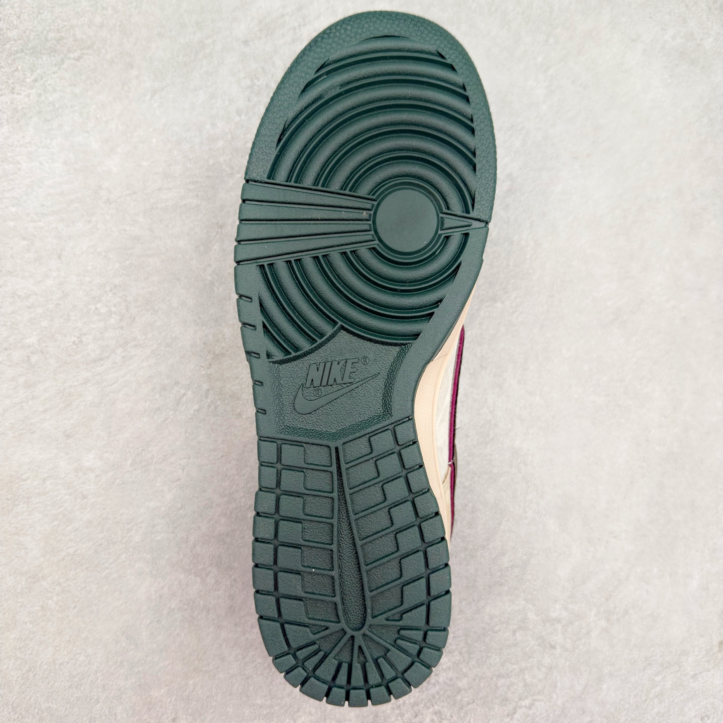 图片[9]-＃纯原特价福利 NK SB Dunk Low 系列 注意价格再次下调 之前3XX的东西 白菜价终极捡漏 全套原楦原模倾力打造完美版型 原厂Sadesa D7 皮料 细纹排气孔完全一致 独家原厂航空铝磨具打磨大底 鞋头坡度极致还原 无解鞋型 原盒原配 圈内天花板工艺 原厂冲刀 超高清洁度 全鞋零毛边皮料切割 采用原厂百宏鞋带以及原厂百宏织唛舌标 内标可供原厂几率过验 原厂中底布点胶 原厂中底布拉帮走线遵循公司 实拍调校N版已经零色差零失真 百分百还原实物色彩所见即所得 不存在货不对板色差等低级问题 选购参考实物拍摄 不混卖不参货 只用心做好货严格选品 承诺混一赔十 尺码：35.5 36 36.5 37.5 38 38.5 39 40 40.5 41 42 42.5 43 44 44.5 45 46-选品中心