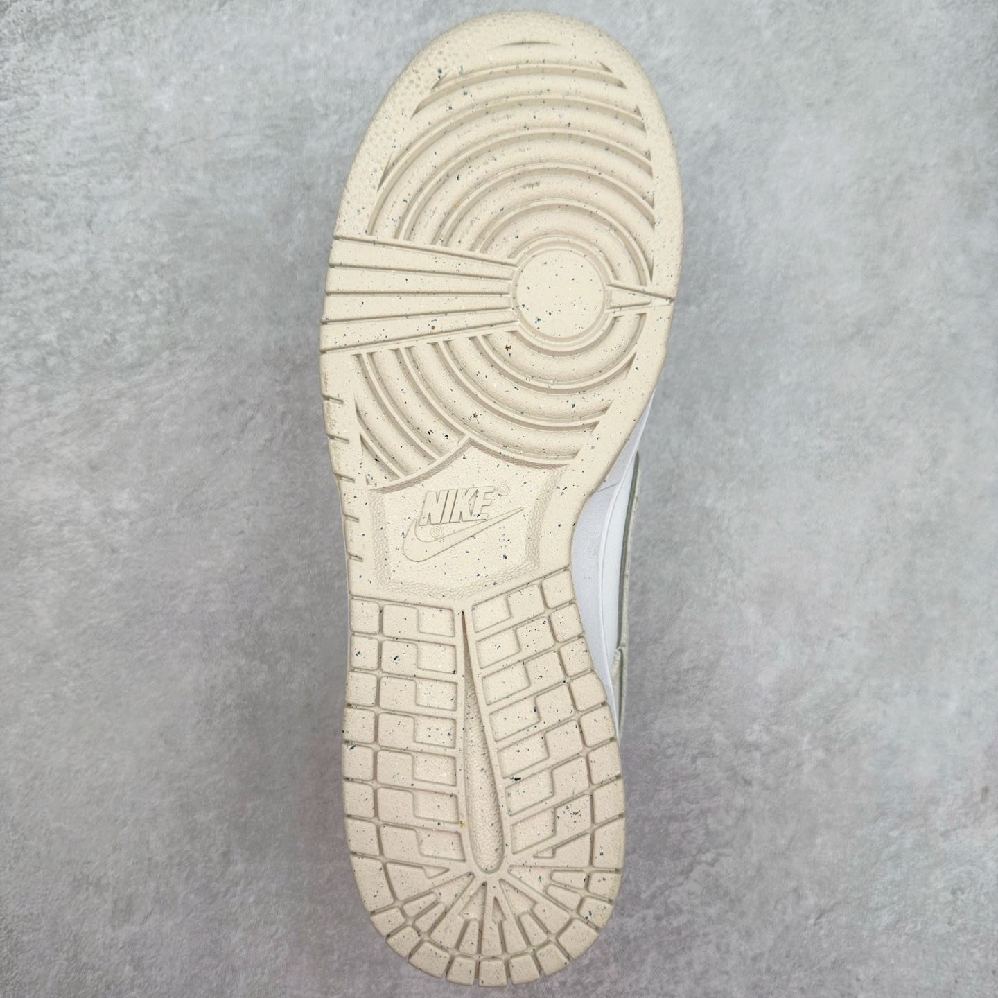 图片[9]-＃纯原特价福利 NK SB Dunk Low 系列 注意价格再次下调 之前3XX的东西 白菜价终极捡漏 全套原楦原模倾力打造完美版型 原厂Sadesa D7 皮料 细纹排气孔完全一致 独家原厂航空铝磨具打磨大底 鞋头坡度极致还原 无解鞋型 原盒原配 圈内天花板工艺 原厂冲刀 超高清洁度 全鞋零毛边皮料切割 采用原厂百宏鞋带以及原厂百宏织唛舌标 内标可供原厂几率过验 原厂中底布点胶 原厂中底布拉帮走线遵循公司 实拍调校N版已经零色差零失真 百分百还原实物色彩所见即所得 不存在货不对板色差等低级问题 选购参考实物拍摄 不混卖不参货 只用心做好货严格选品 承诺混一赔十 尺码：35.5 36 36.5 37.5 38 38.5 39 40 40.5 41 42 42.5 43 44 44.5 45 46-选品中心