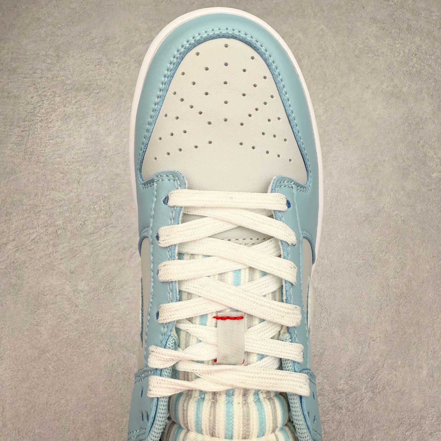 图片[4]-＃纯原特价福利 NK SB Dunk Low 系列 注意价格再次下调 之前3XX的东西 白菜价终极捡漏 全套原楦原模倾力打造完美版型 原厂Sadesa D7 皮料 细纹排气孔完全一致 独家原厂航空铝磨具打磨大底 鞋头坡度极致还原 无解鞋型 原盒原配 圈内天花板工艺 原厂冲刀 超高清洁度 全鞋零毛边皮料切割 采用原厂百宏鞋带以及原厂百宏织唛舌标 内标可供原厂几率过验 原厂中底布点胶 原厂中底布拉帮走线遵循公司 实拍调校N版已经零色差零失真 百分百还原实物色彩所见即所得 不存在货不对板色差等低级问题 选购参考实物拍摄 不混卖不参货 只用心做好货严格选品 承诺混一赔十 尺码：35.5 36 36.5 37.5 38 38.5 39 40 40.5 41 42 42.5 43 44 44.5 45 46-选品中心