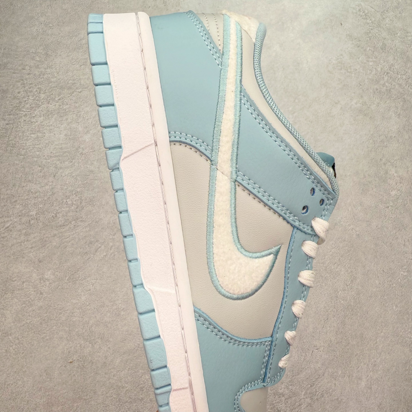 图片[6]-＃纯原特价福利 NK SB Dunk Low 系列 注意价格再次下调 之前3XX的东西 白菜价终极捡漏 全套原楦原模倾力打造完美版型 原厂Sadesa D7 皮料 细纹排气孔完全一致 独家原厂航空铝磨具打磨大底 鞋头坡度极致还原 无解鞋型 原盒原配 圈内天花板工艺 原厂冲刀 超高清洁度 全鞋零毛边皮料切割 采用原厂百宏鞋带以及原厂百宏织唛舌标 内标可供原厂几率过验 原厂中底布点胶 原厂中底布拉帮走线遵循公司 实拍调校N版已经零色差零失真 百分百还原实物色彩所见即所得 不存在货不对板色差等低级问题 选购参考实物拍摄 不混卖不参货 只用心做好货严格选品 承诺混一赔十 尺码：35.5 36 36.5 37.5 38 38.5 39 40 40.5 41 42 42.5 43 44 44.5 45 46-选品中心