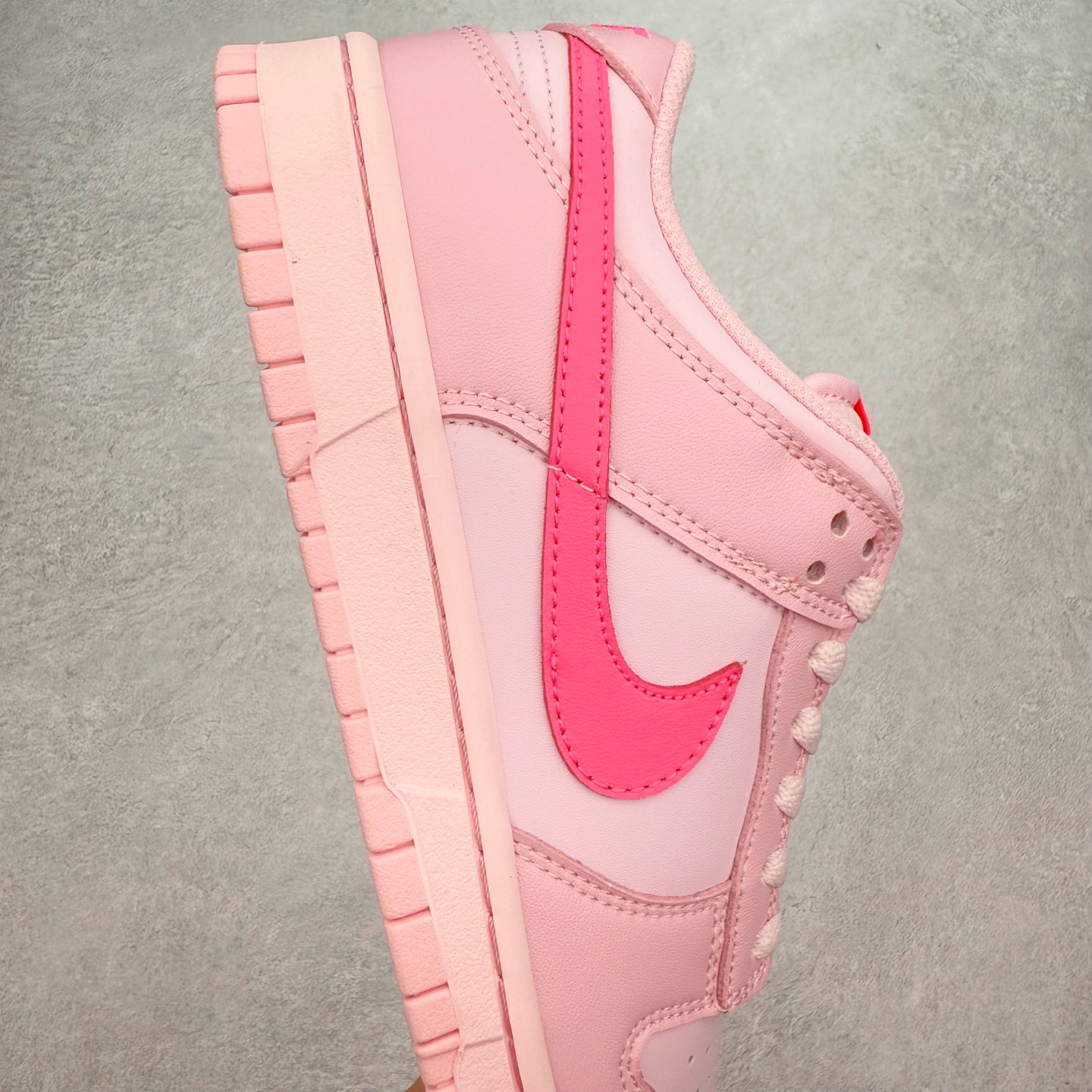 图片[6]-＃纯原特价福利 NK SB Dunk Low 系列 注意价格再次下调 之前3XX的东西 白菜价终极捡漏 全套原楦原模倾力打造完美版型 原厂Sadesa D7 皮料 细纹排气孔完全一致 独家原厂航空铝磨具打磨大底 鞋头坡度极致还原 无解鞋型 原盒原配 圈内天花板工艺 原厂冲刀 超高清洁度 全鞋零毛边皮料切割 采用原厂百宏鞋带以及原厂百宏织唛舌标 内标可供原厂几率过验 原厂中底布点胶 原厂中底布拉帮走线遵循公司 实拍调校N版已经零色差零失真 百分百还原实物色彩所见即所得 不存在货不对板色差等低级问题 选购参考实物拍摄 不混卖不参货 只用心做好货严格选品 承诺混一赔十 尺码：35.5 36 36.5 37.5 38 38.5 39 40 40.5 41 42 42.5 43 44 44.5 45 46-选品中心