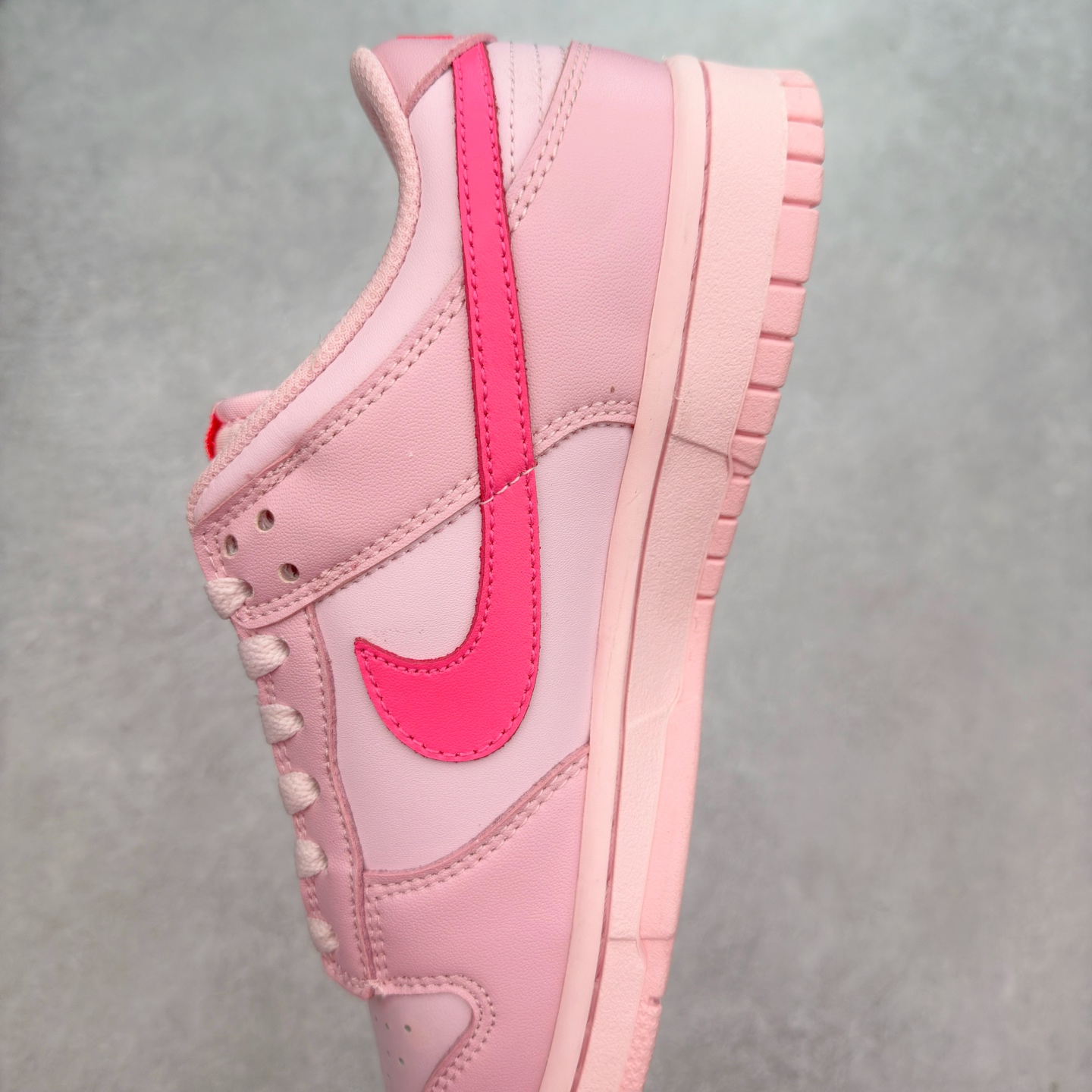 图片[7]-＃纯原特价福利 NK SB Dunk Low 系列 注意价格再次下调 之前3XX的东西 白菜价终极捡漏 全套原楦原模倾力打造完美版型 原厂Sadesa D7 皮料 细纹排气孔完全一致 独家原厂航空铝磨具打磨大底 鞋头坡度极致还原 无解鞋型 原盒原配 圈内天花板工艺 原厂冲刀 超高清洁度 全鞋零毛边皮料切割 采用原厂百宏鞋带以及原厂百宏织唛舌标 内标可供原厂几率过验 原厂中底布点胶 原厂中底布拉帮走线遵循公司 实拍调校N版已经零色差零失真 百分百还原实物色彩所见即所得 不存在货不对板色差等低级问题 选购参考实物拍摄 不混卖不参货 只用心做好货严格选品 承诺混一赔十 尺码：35.5 36 36.5 37.5 38 38.5 39 40 40.5 41 42 42.5 43 44 44.5 45 46-选品中心