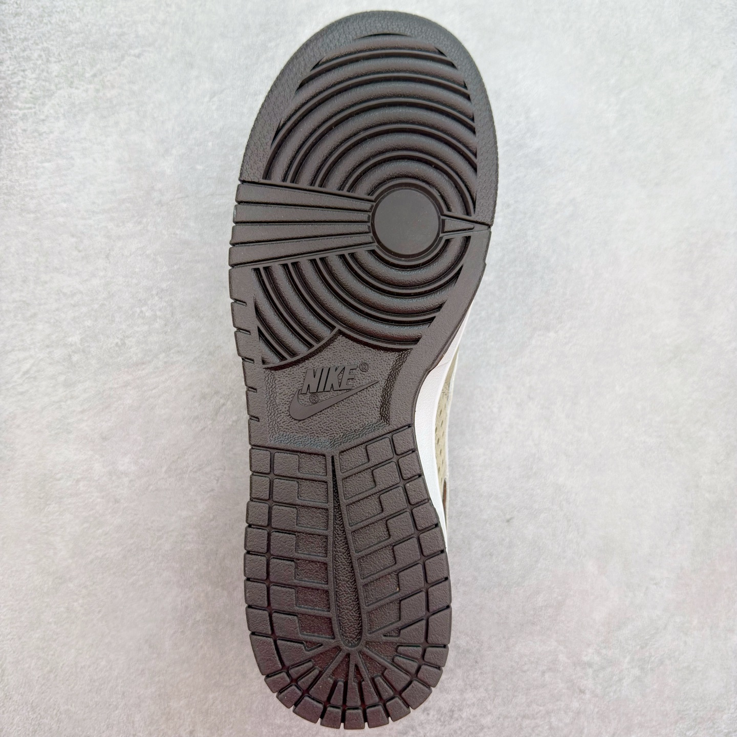 图片[9]-＃纯原特价福利 NK SB Dunk Low 系列 注意价格再次下调 之前3XX的东西 白菜价终极捡漏 全套原楦原模倾力打造完美版型 原厂Sadesa D7 皮料 细纹排气孔完全一致 独家原厂航空铝磨具打磨大底 鞋头坡度极致还原 无解鞋型 原盒原配 圈内天花板工艺 原厂冲刀 超高清洁度 全鞋零毛边皮料切割 采用原厂百宏鞋带以及原厂百宏织唛舌标 内标可供原厂几率过验 原厂中底布点胶 原厂中底布拉帮走线遵循公司 实拍调校N版已经零色差零失真 百分百还原实物色彩所见即所得 不存在货不对板色差等低级问题 选购参考实物拍摄 不混卖不参货 只用心做好货严格选品 承诺混一赔十 尺码：35.5 36 36.5 37.5 38 38.5 39 40 40.5 41 42 42.5 43 44 44.5 45 46-选品中心