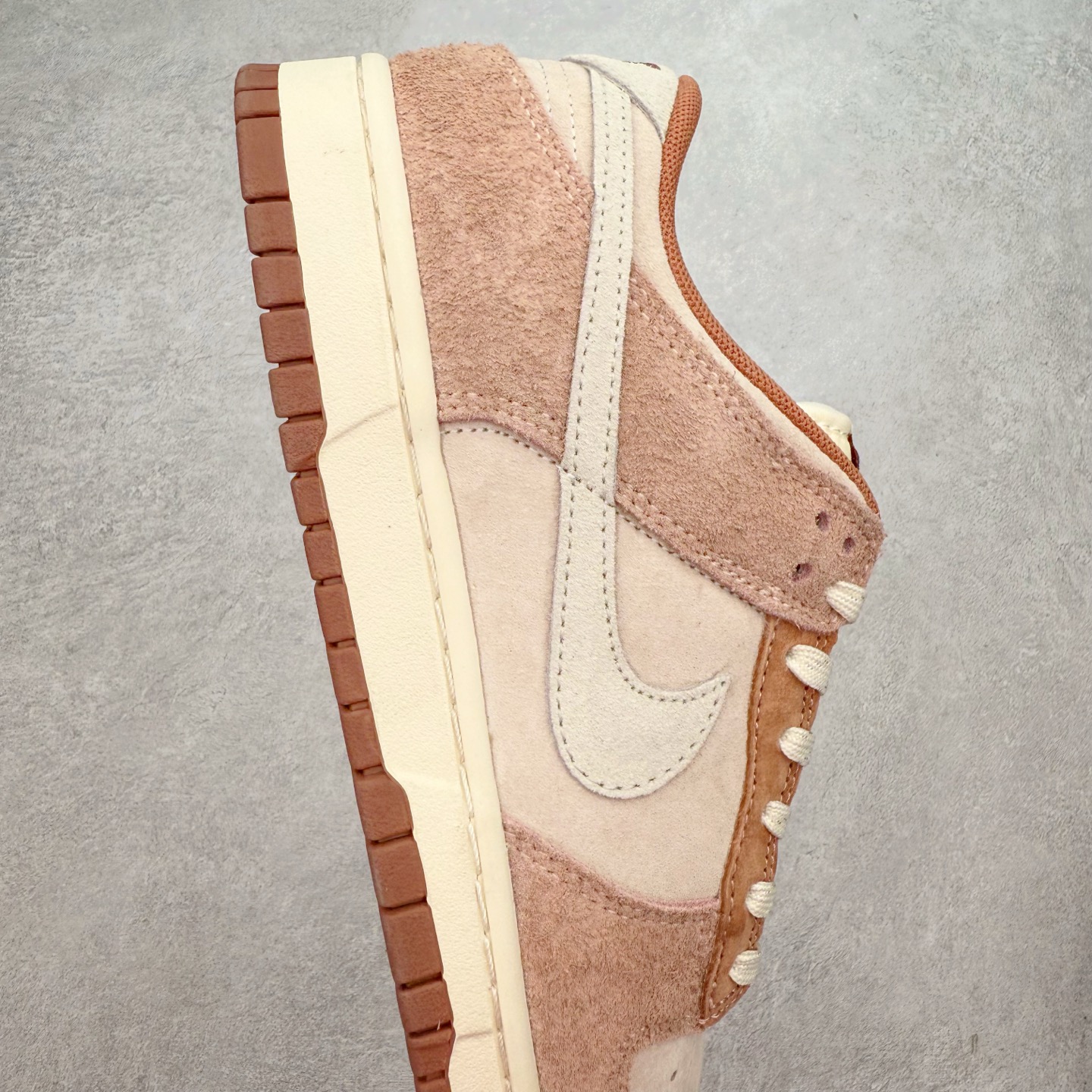 图片[6]-＃纯原特价福利 NK SB Dunk Low 系列 注意价格再次下调 之前3XX的东西 白菜价终极捡漏 全套原楦原模倾力打造完美版型 原厂Sadesa D7 皮料 细纹排气孔完全一致 独家原厂航空铝磨具打磨大底 鞋头坡度极致还原 无解鞋型 原盒原配 圈内天花板工艺 原厂冲刀 超高清洁度 全鞋零毛边皮料切割 采用原厂百宏鞋带以及原厂百宏织唛舌标 内标可供原厂几率过验 原厂中底布点胶 原厂中底布拉帮走线遵循公司 实拍调校N版已经零色差零失真 百分百还原实物色彩所见即所得 不存在货不对板色差等低级问题 选购参考实物拍摄 不混卖不参货 只用心做好货严格选品 承诺混一赔十 尺码：35.5 36 36.5 37.5 38 38.5 39 40 40.5 41 42 42.5 43 44 44.5 45 46-选品中心