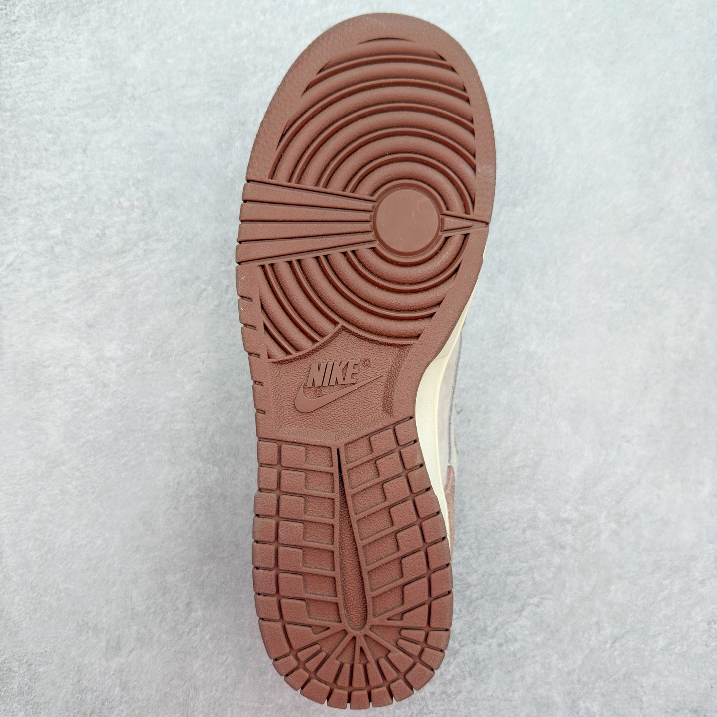 图片[9]-＃纯原特价福利 NK SB Dunk Low 系列 注意价格再次下调 之前3XX的东西 白菜价终极捡漏 全套原楦原模倾力打造完美版型 原厂Sadesa D7 皮料 细纹排气孔完全一致 独家原厂航空铝磨具打磨大底 鞋头坡度极致还原 无解鞋型 原盒原配 圈内天花板工艺 原厂冲刀 超高清洁度 全鞋零毛边皮料切割 采用原厂百宏鞋带以及原厂百宏织唛舌标 内标可供原厂几率过验 原厂中底布点胶 原厂中底布拉帮走线遵循公司 实拍调校N版已经零色差零失真 百分百还原实物色彩所见即所得 不存在货不对板色差等低级问题 选购参考实物拍摄 不混卖不参货 只用心做好货严格选品 承诺混一赔十 尺码：35.5 36 36.5 37.5 38 38.5 39 40 40.5 41 42 42.5 43 44 44.5 45 46-选品中心