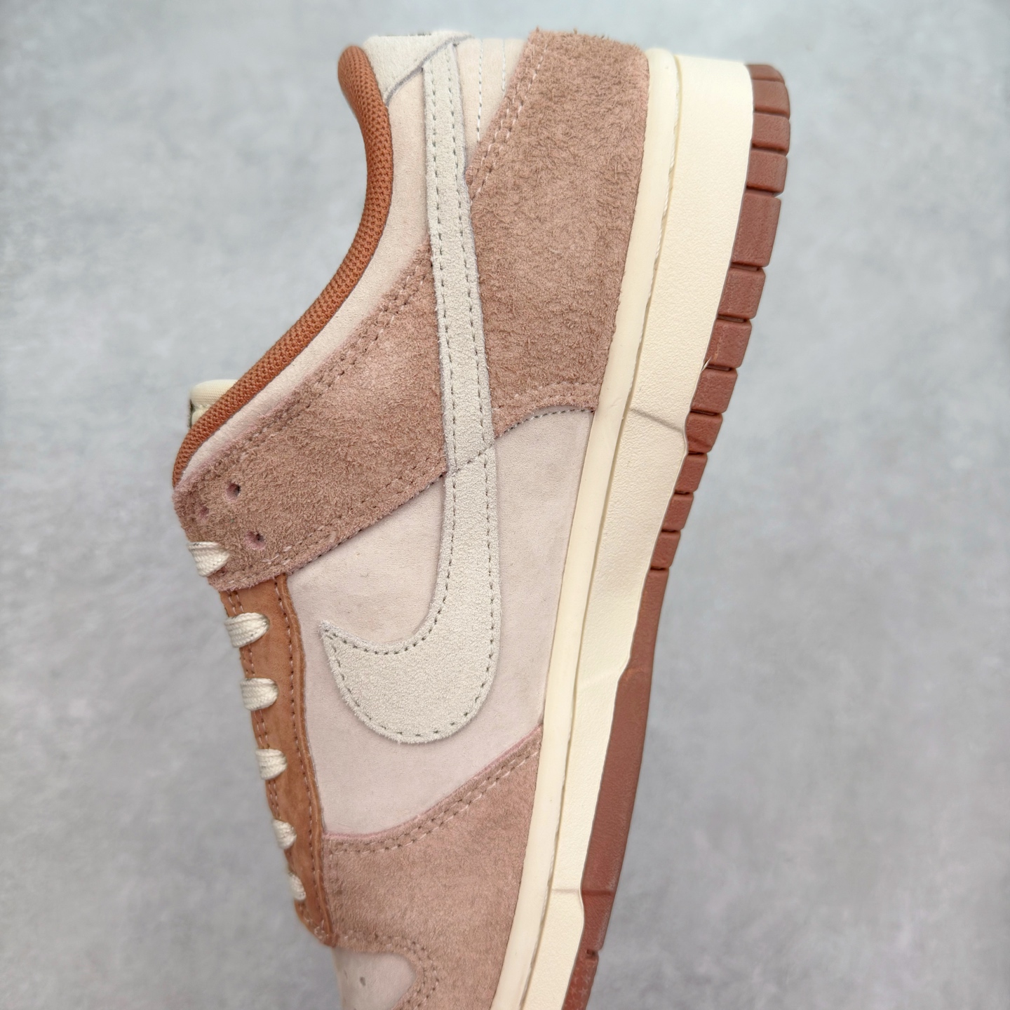 图片[7]-＃纯原特价福利 NK SB Dunk Low 系列 注意价格再次下调 之前3XX的东西 白菜价终极捡漏 全套原楦原模倾力打造完美版型 原厂Sadesa D7 皮料 细纹排气孔完全一致 独家原厂航空铝磨具打磨大底 鞋头坡度极致还原 无解鞋型 原盒原配 圈内天花板工艺 原厂冲刀 超高清洁度 全鞋零毛边皮料切割 采用原厂百宏鞋带以及原厂百宏织唛舌标 内标可供原厂几率过验 原厂中底布点胶 原厂中底布拉帮走线遵循公司 实拍调校N版已经零色差零失真 百分百还原实物色彩所见即所得 不存在货不对板色差等低级问题 选购参考实物拍摄 不混卖不参货 只用心做好货严格选品 承诺混一赔十 尺码：35.5 36 36.5 37.5 38 38.5 39 40 40.5 41 42 42.5 43 44 44.5 45 46-选品中心