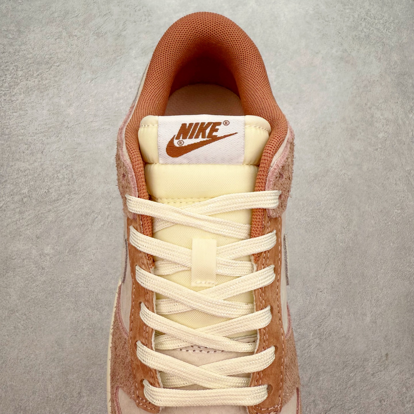 图片[5]-＃纯原特价福利 NK SB Dunk Low 系列 注意价格再次下调 之前3XX的东西 白菜价终极捡漏 全套原楦原模倾力打造完美版型 原厂Sadesa D7 皮料 细纹排气孔完全一致 独家原厂航空铝磨具打磨大底 鞋头坡度极致还原 无解鞋型 原盒原配 圈内天花板工艺 原厂冲刀 超高清洁度 全鞋零毛边皮料切割 采用原厂百宏鞋带以及原厂百宏织唛舌标 内标可供原厂几率过验 原厂中底布点胶 原厂中底布拉帮走线遵循公司 实拍调校N版已经零色差零失真 百分百还原实物色彩所见即所得 不存在货不对板色差等低级问题 选购参考实物拍摄 不混卖不参货 只用心做好货严格选品 承诺混一赔十 尺码：35.5 36 36.5 37.5 38 38.5 39 40 40.5 41 42 42.5 43 44 44.5 45 46-选品中心