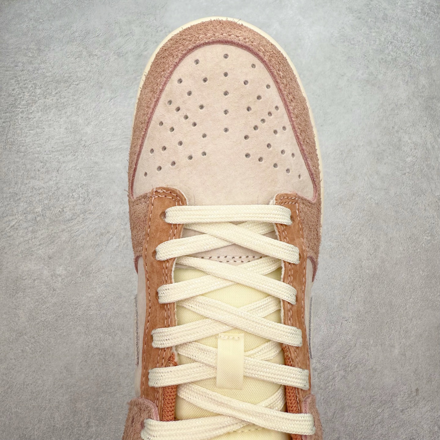 图片[4]-＃纯原特价福利 NK SB Dunk Low 系列 注意价格再次下调 之前3XX的东西 白菜价终极捡漏 全套原楦原模倾力打造完美版型 原厂Sadesa D7 皮料 细纹排气孔完全一致 独家原厂航空铝磨具打磨大底 鞋头坡度极致还原 无解鞋型 原盒原配 圈内天花板工艺 原厂冲刀 超高清洁度 全鞋零毛边皮料切割 采用原厂百宏鞋带以及原厂百宏织唛舌标 内标可供原厂几率过验 原厂中底布点胶 原厂中底布拉帮走线遵循公司 实拍调校N版已经零色差零失真 百分百还原实物色彩所见即所得 不存在货不对板色差等低级问题 选购参考实物拍摄 不混卖不参货 只用心做好货严格选品 承诺混一赔十 尺码：35.5 36 36.5 37.5 38 38.5 39 40 40.5 41 42 42.5 43 44 44.5 45 46-选品中心