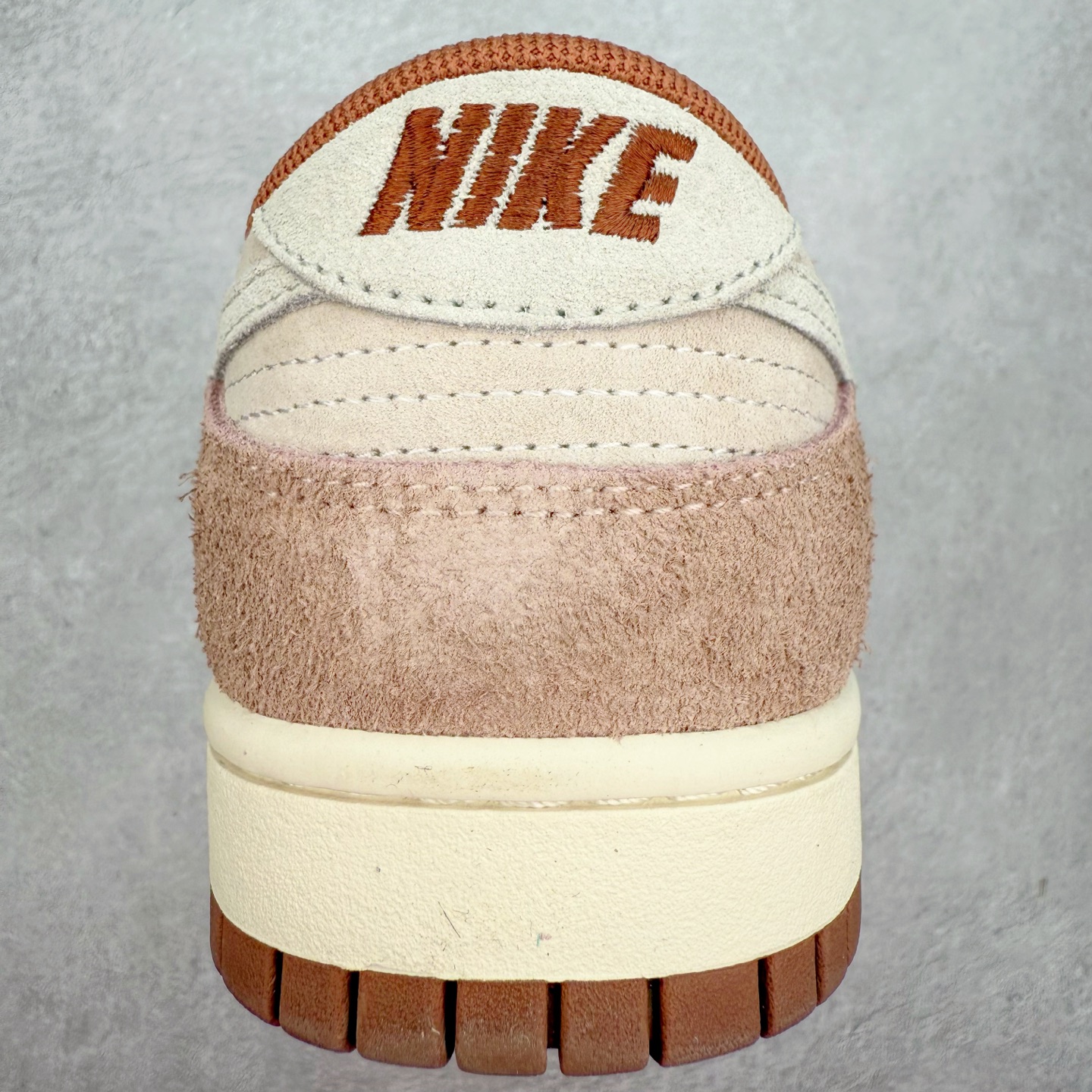 图片[8]-＃纯原特价福利 NK SB Dunk Low 系列 注意价格再次下调 之前3XX的东西 白菜价终极捡漏 全套原楦原模倾力打造完美版型 原厂Sadesa D7 皮料 细纹排气孔完全一致 独家原厂航空铝磨具打磨大底 鞋头坡度极致还原 无解鞋型 原盒原配 圈内天花板工艺 原厂冲刀 超高清洁度 全鞋零毛边皮料切割 采用原厂百宏鞋带以及原厂百宏织唛舌标 内标可供原厂几率过验 原厂中底布点胶 原厂中底布拉帮走线遵循公司 实拍调校N版已经零色差零失真 百分百还原实物色彩所见即所得 不存在货不对板色差等低级问题 选购参考实物拍摄 不混卖不参货 只用心做好货严格选品 承诺混一赔十 尺码：35.5 36 36.5 37.5 38 38.5 39 40 40.5 41 42 42.5 43 44 44.5 45 46-选品中心