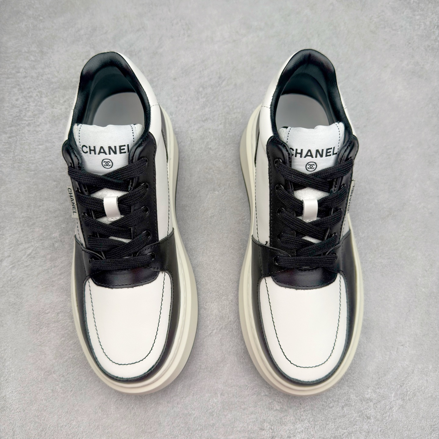 图片[2]-Chanel香奈儿—2025新款 熊猫厚底增高休闲鞋 专柜顶级休闲款运动鞋 这款经典设计；鞋面头层牛皮 多种工艺风格；大底时尚厚底增高，不平凡的拥入了多种配色元素 多元化混搭非常好看百搭，休闲，时尚，运动，户外都能兼顾…… ꫛꫀꪝ Go➫ 材料： ❶鞋面采用： 原版进口牛皮 ❷内里采用： 原版进口透气网 ❸大底根据： 原版TPU组合大底 专柜精品包装全套女 35–39-选品中心