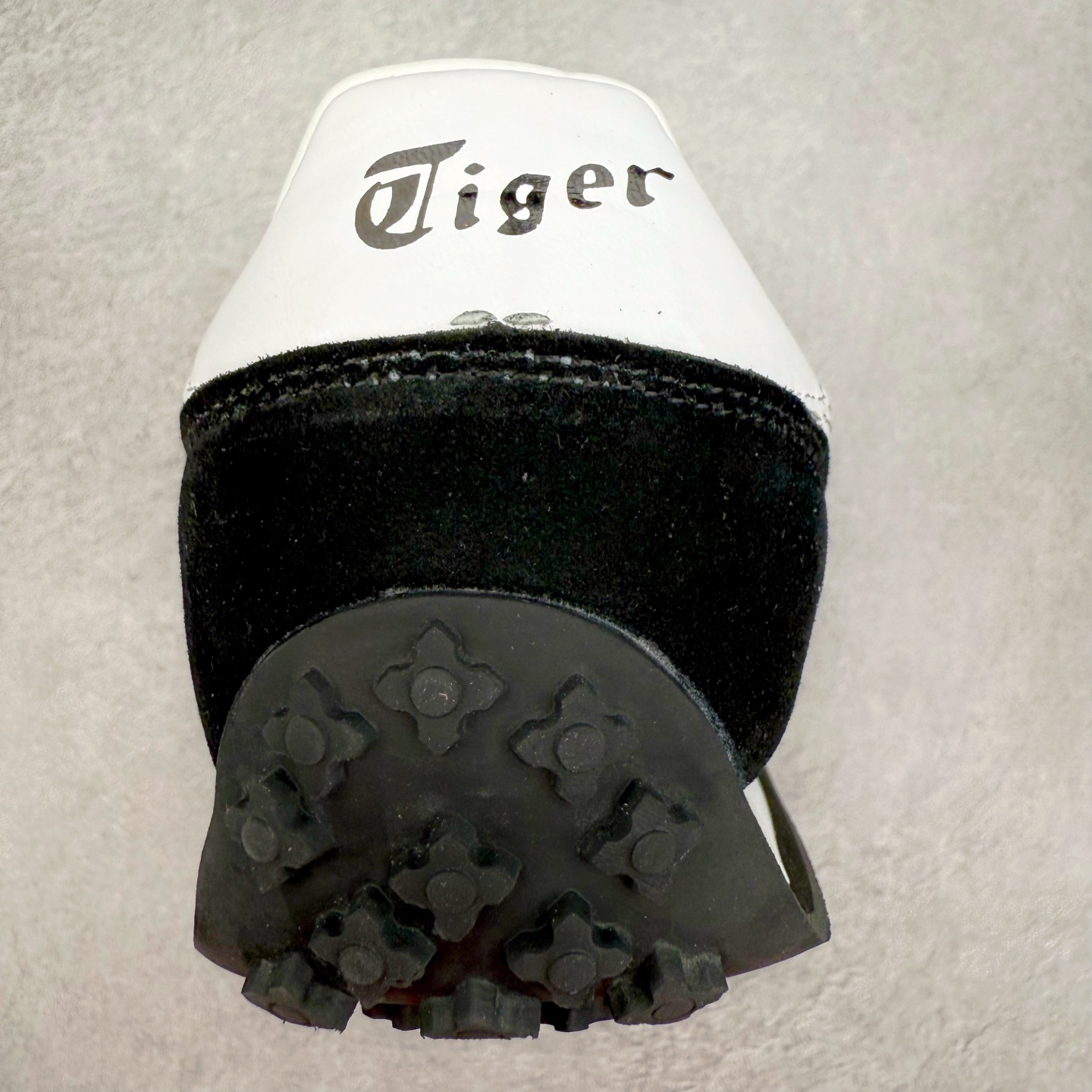 图片[8]-Onitsuka 鬼冢虎 Serrano系列 潮流舒适轻便生活休闲鞋 上架实拍鞋面采用翻毛皮和牛津布面设计制作，透气性好，包裹感很强。鞋底采用防滑耐磨橡胶大底，脚感轻便舒适。鞋掌做了加宽处理，穿着更加舒适。尺码：36 37 37.5 38 39 39.5 40 40.5 41.5 42 42.5 43.5 44 45-选品中心