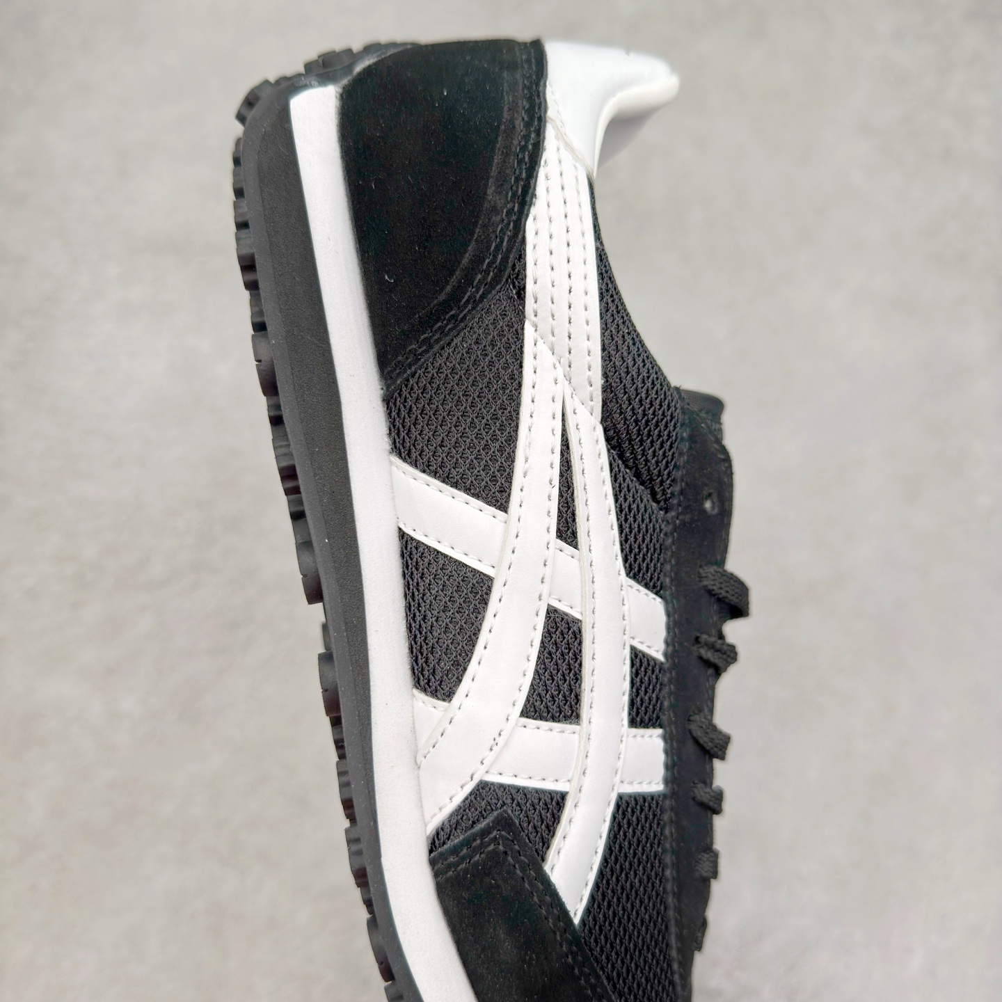 图片[6]-Onitsuka 鬼冢虎 Serrano系列 潮流舒适轻便生活休闲鞋 上架实拍鞋面采用翻毛皮和牛津布面设计制作，透气性好，包裹感很强。鞋底采用防滑耐磨橡胶大底，脚感轻便舒适。鞋掌做了加宽处理，穿着更加舒适。尺码：36 37 37.5 38 39 39.5 40 40.5 41.5 42 42.5 43.5 44 45-选品中心