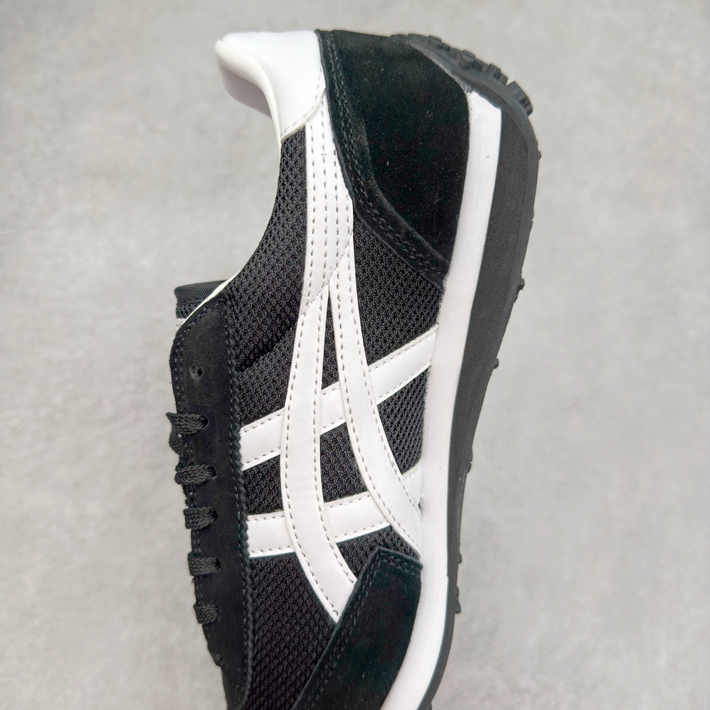 图片[7]-Onitsuka 鬼冢虎 Serrano系列 潮流舒适轻便生活休闲鞋 上架实拍鞋面采用翻毛皮和牛津布面设计制作，透气性好，包裹感很强。鞋底采用防滑耐磨橡胶大底，脚感轻便舒适。鞋掌做了加宽处理，穿着更加舒适。尺码：36 37 37.5 38 39 39.5 40 40.5 41.5 42 42.5 43.5 44 45-选品中心