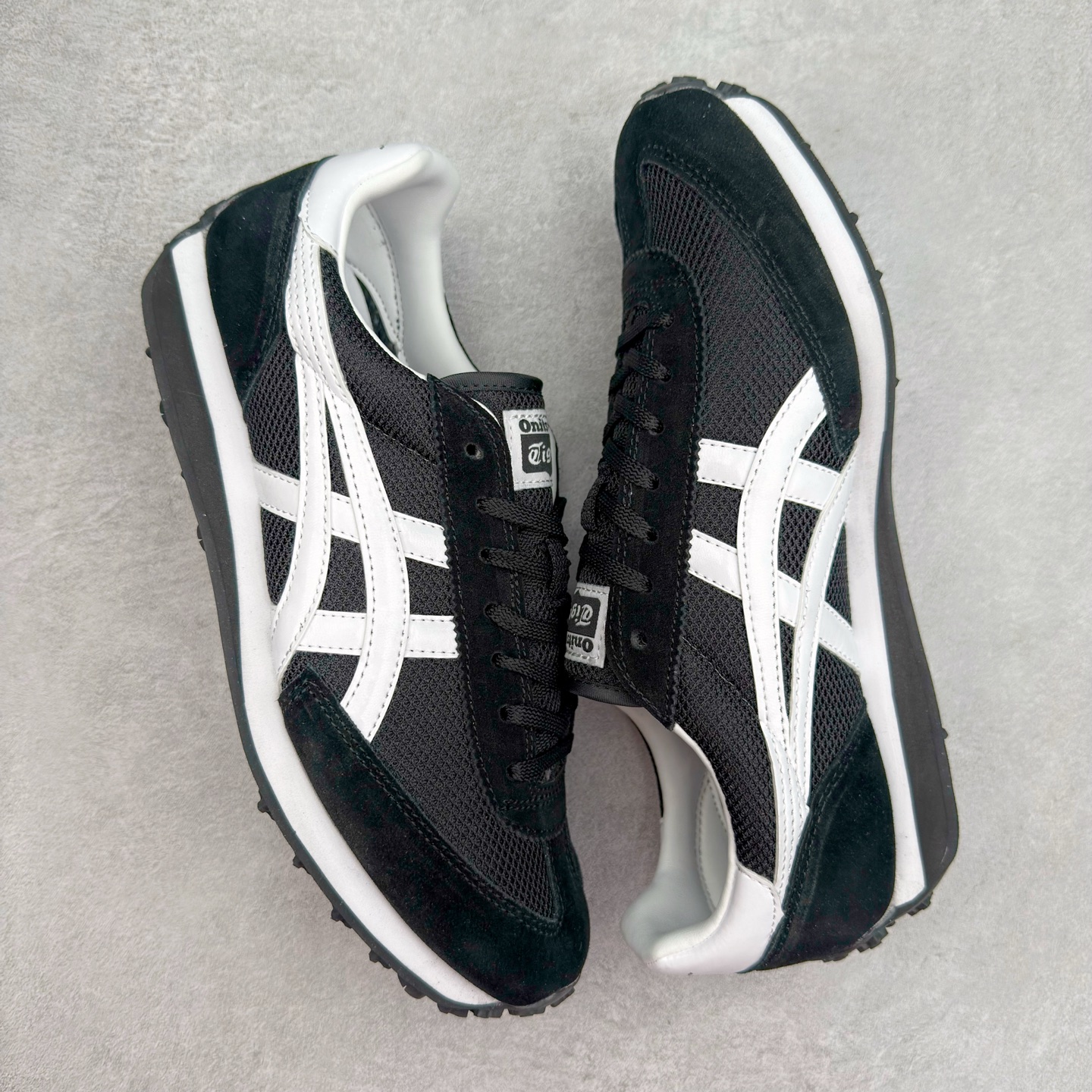 图片[3]-Onitsuka 鬼冢虎 Serrano系列 潮流舒适轻便生活休闲鞋 上架实拍鞋面采用翻毛皮和牛津布面设计制作，透气性好，包裹感很强。鞋底采用防滑耐磨橡胶大底，脚感轻便舒适。鞋掌做了加宽处理，穿着更加舒适。尺码：36 37 37.5 38 39 39.5 40 40.5 41.5 42 42.5 43.5 44 45-选品中心