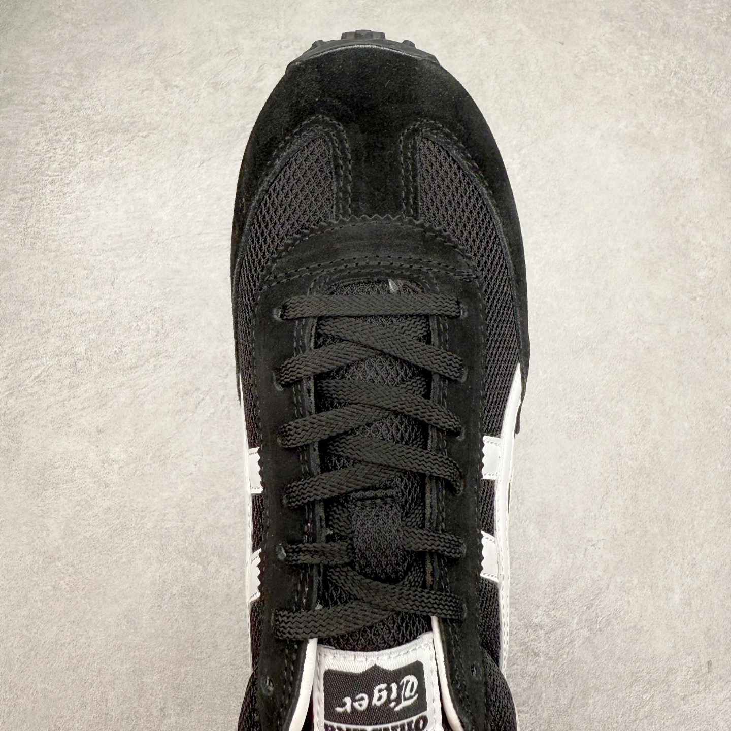 图片[4]-Onitsuka 鬼冢虎 Serrano系列 潮流舒适轻便生活休闲鞋 上架实拍鞋面采用翻毛皮和牛津布面设计制作，透气性好，包裹感很强。鞋底采用防滑耐磨橡胶大底，脚感轻便舒适。鞋掌做了加宽处理，穿着更加舒适。尺码：36 37 37.5 38 39 39.5 40 40.5 41.5 42 42.5 43.5 44 45-选品中心