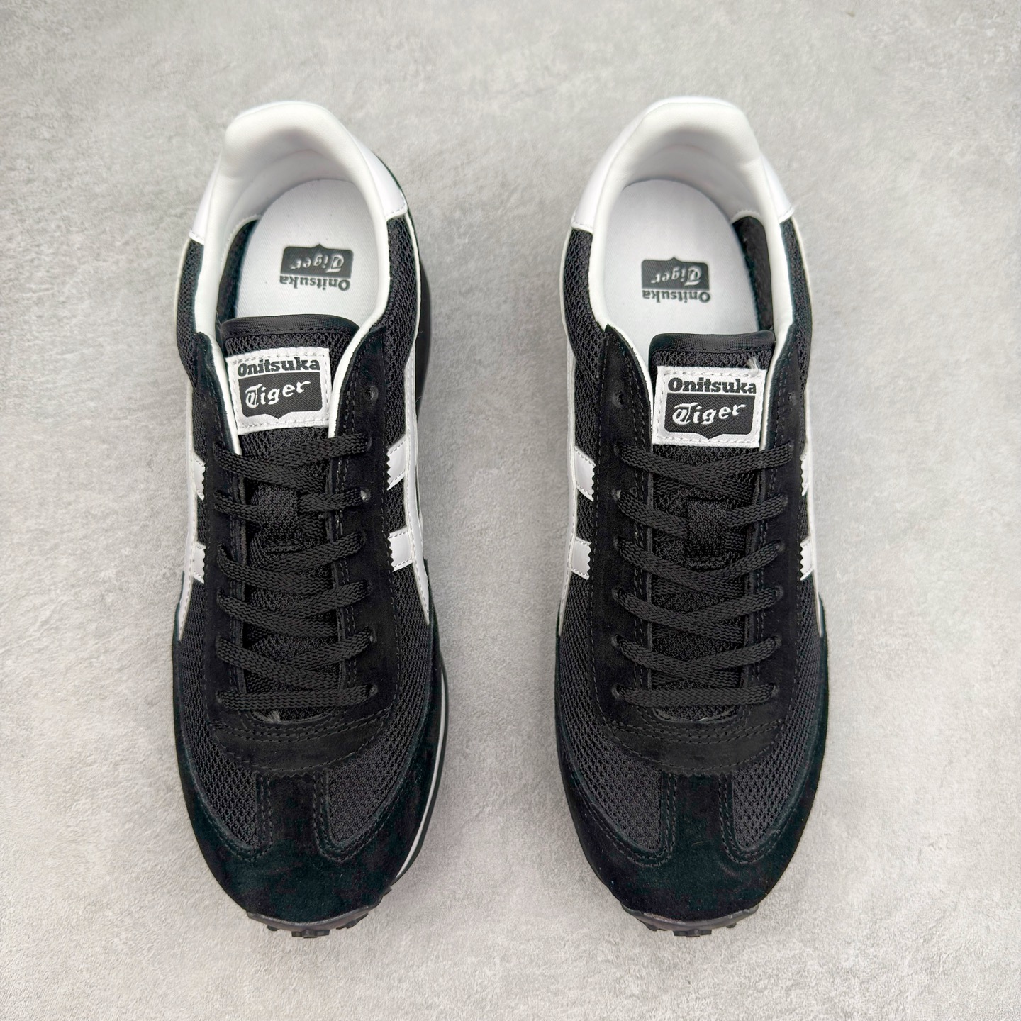 图片[2]-Onitsuka 鬼冢虎 Serrano系列 潮流舒适轻便生活休闲鞋 上架实拍鞋面采用翻毛皮和牛津布面设计制作，透气性好，包裹感很强。鞋底采用防滑耐磨橡胶大底，脚感轻便舒适。鞋掌做了加宽处理，穿着更加舒适。尺码：36 37 37.5 38 39 39.5 40 40.5 41.5 42 42.5 43.5 44 45-选品中心