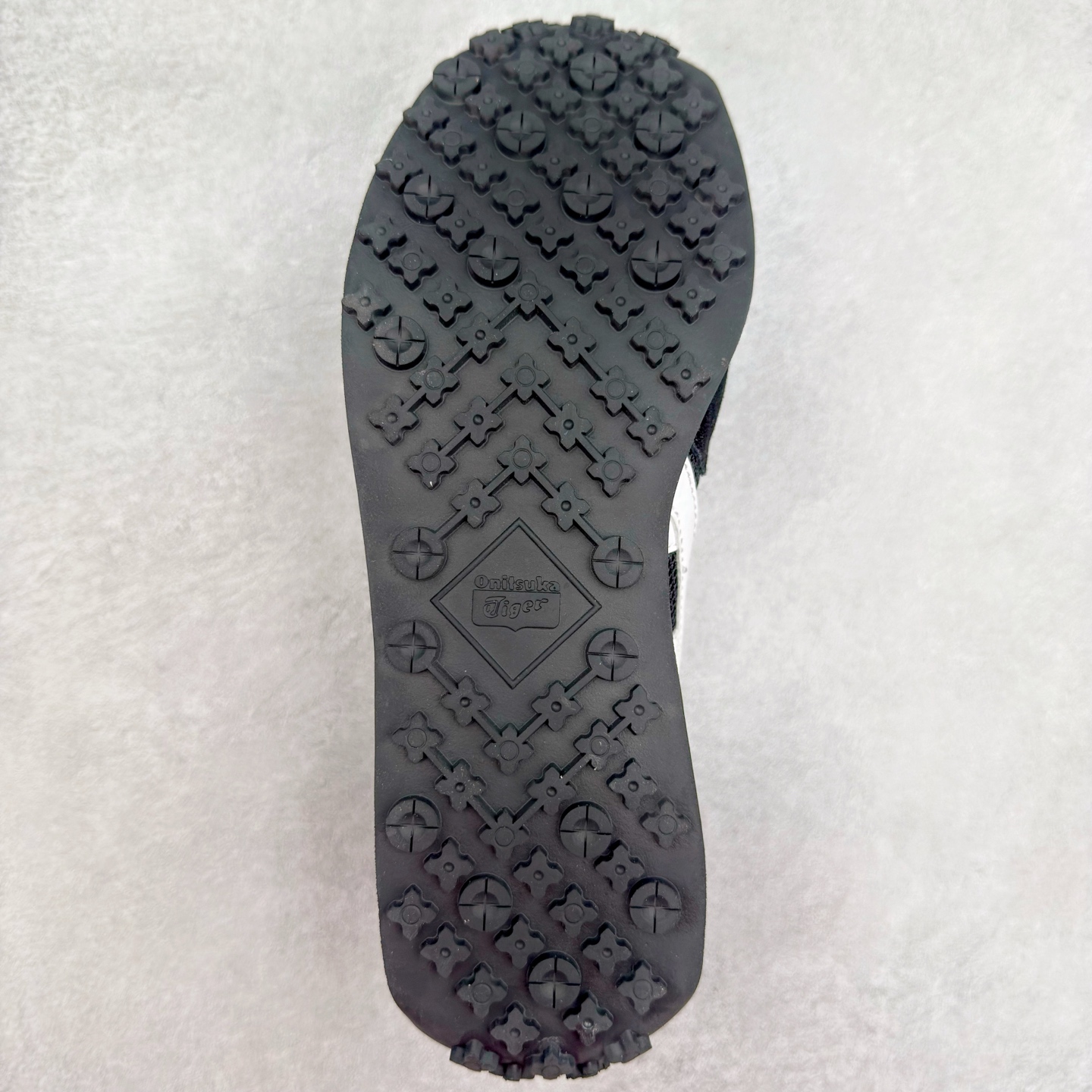 图片[9]-Onitsuka 鬼冢虎 Serrano系列 潮流舒适轻便生活休闲鞋 上架实拍鞋面采用翻毛皮和牛津布面设计制作，透气性好，包裹感很强。鞋底采用防滑耐磨橡胶大底，脚感轻便舒适。鞋掌做了加宽处理，穿着更加舒适。尺码：36 37 37.5 38 39 39.5 40 40.5 41.5 42 42.5 43.5 44 45-选品中心