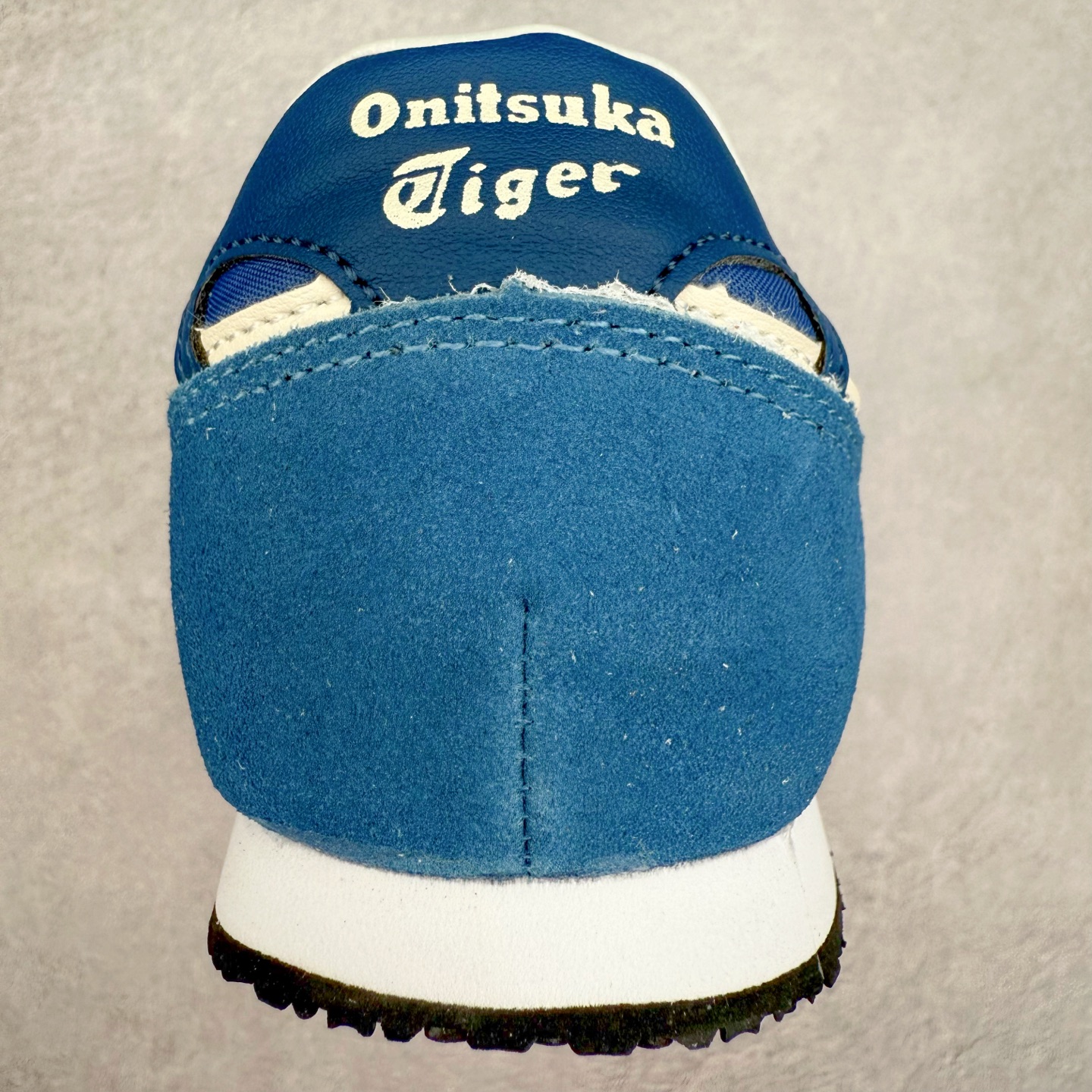 图片[8]-Onitsuka 鬼冢虎 Serrano系列 潮流舒适轻便生活休闲鞋 上架实拍鞋面采用翻毛皮和牛津布面设计制作，透气性好，包裹感很强。鞋底采用防滑耐磨橡胶大底，脚感轻便舒适。鞋掌做了加宽处理，穿着更加舒适。尺码：36 37 37.5 38 39 39.5 40 40.5 41.5 42 42.5 43.5 44 45-选品中心