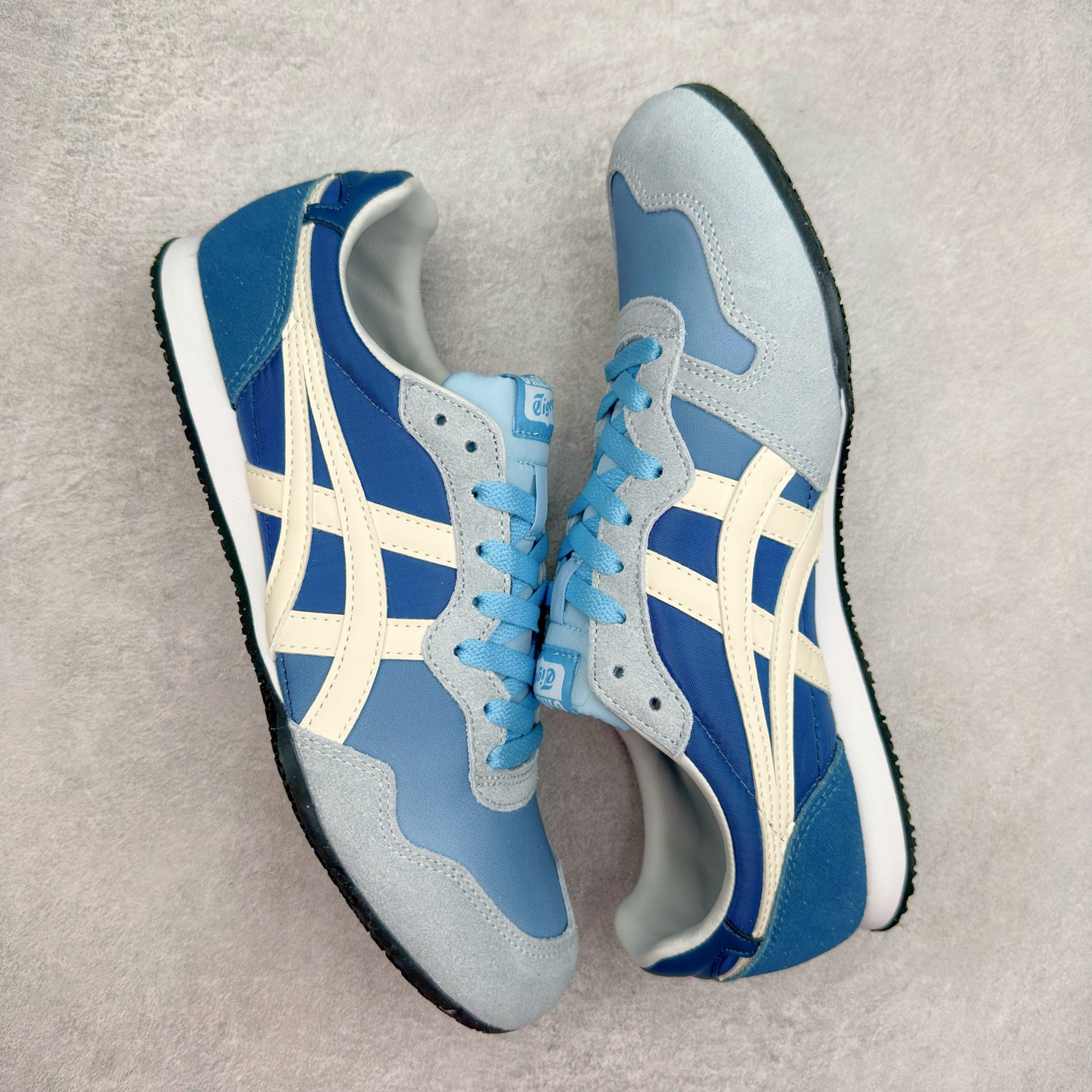 图片[3]-Onitsuka 鬼冢虎 Serrano系列 潮流舒适轻便生活休闲鞋 上架实拍鞋面采用翻毛皮和牛津布面设计制作，透气性好，包裹感很强。鞋底采用防滑耐磨橡胶大底，脚感轻便舒适。鞋掌做了加宽处理，穿着更加舒适。尺码：36 37 37.5 38 39 39.5 40 40.5 41.5 42 42.5 43.5 44 45-选品中心