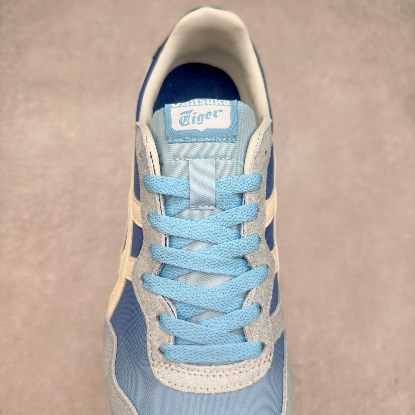 图片[5]-Onitsuka 鬼冢虎 Serrano系列 潮流舒适轻便生活休闲鞋 上架实拍鞋面采用翻毛皮和牛津布面设计制作，透气性好，包裹感很强。鞋底采用防滑耐磨橡胶大底，脚感轻便舒适。鞋掌做了加宽处理，穿着更加舒适。尺码：36 37 37.5 38 39 39.5 40 40.5 41.5 42 42.5 43.5 44 45-选品中心