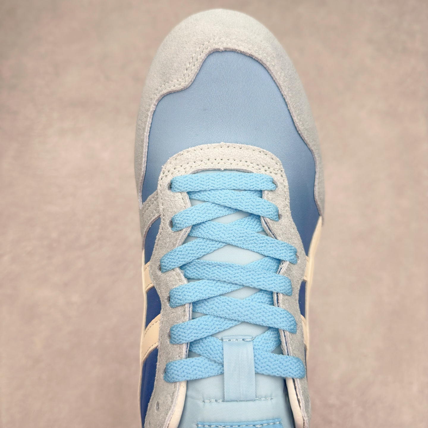 图片[4]-Onitsuka 鬼冢虎 Serrano系列 潮流舒适轻便生活休闲鞋 上架实拍鞋面采用翻毛皮和牛津布面设计制作，透气性好，包裹感很强。鞋底采用防滑耐磨橡胶大底，脚感轻便舒适。鞋掌做了加宽处理，穿着更加舒适。尺码：36 37 37.5 38 39 39.5 40 40.5 41.5 42 42.5 43.5 44 45-选品中心