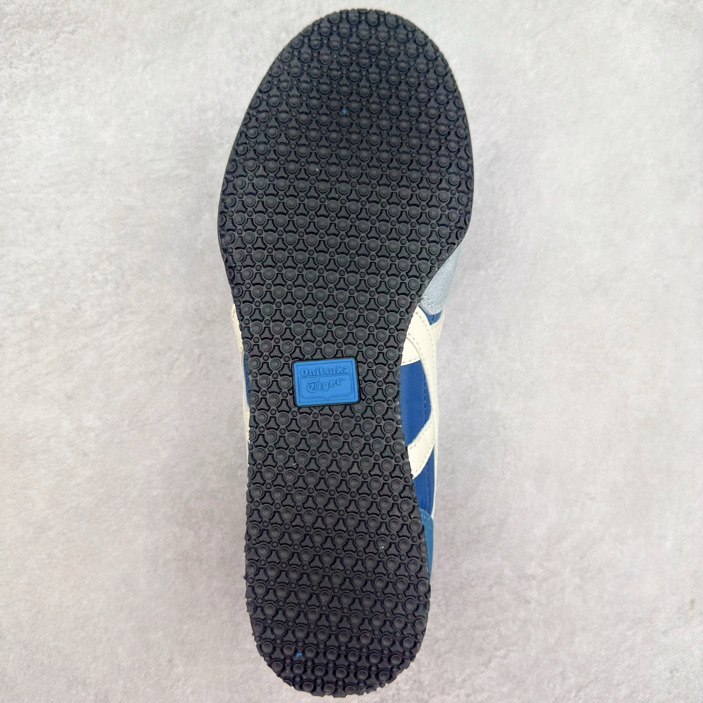 图片[9]-Onitsuka 鬼冢虎 Serrano系列 潮流舒适轻便生活休闲鞋 上架实拍鞋面采用翻毛皮和牛津布面设计制作，透气性好，包裹感很强。鞋底采用防滑耐磨橡胶大底，脚感轻便舒适。鞋掌做了加宽处理，穿着更加舒适。尺码：36 37 37.5 38 39 39.5 40 40.5 41.5 42 42.5 43.5 44 45-选品中心