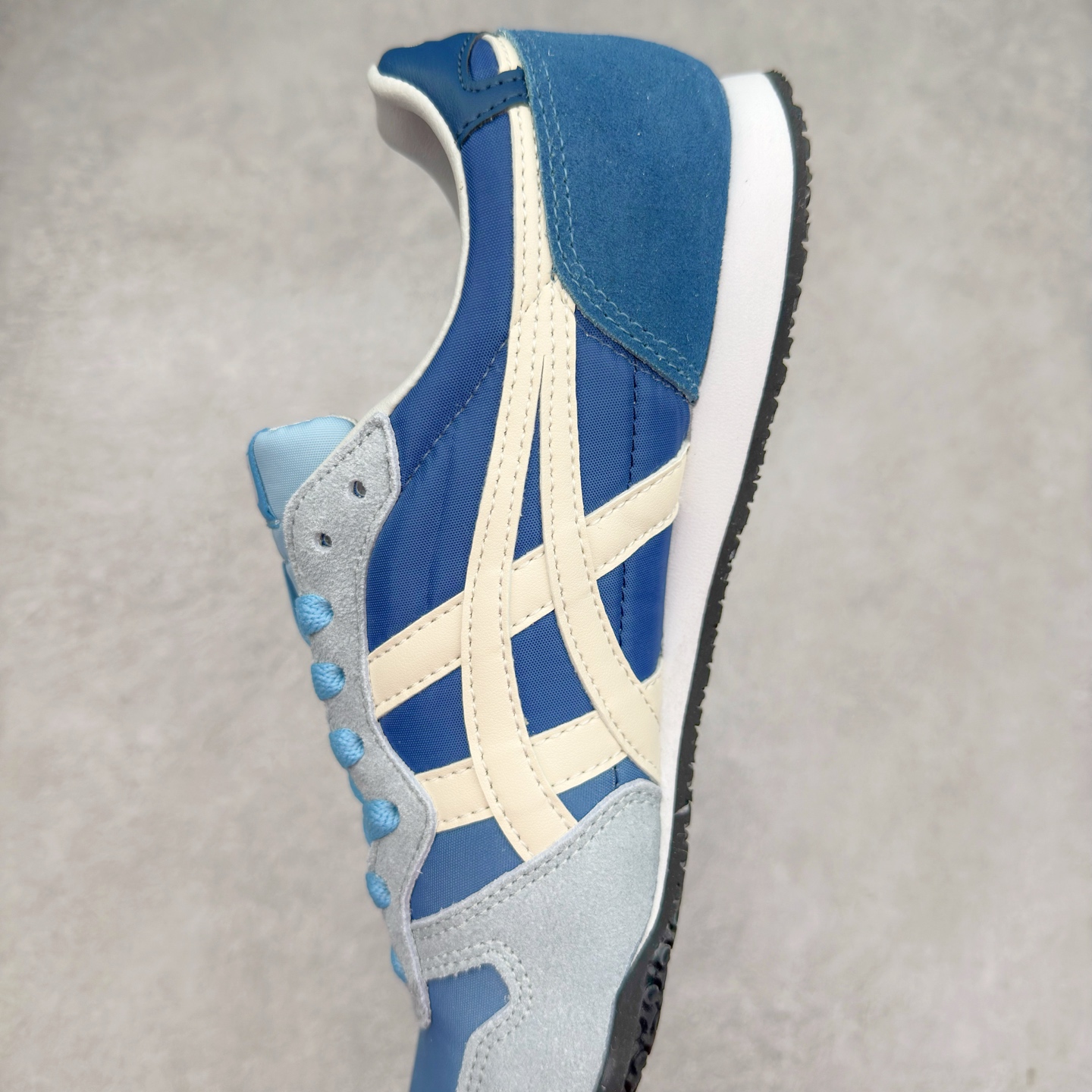 图片[7]-Onitsuka 鬼冢虎 Serrano系列 潮流舒适轻便生活休闲鞋 上架实拍鞋面采用翻毛皮和牛津布面设计制作，透气性好，包裹感很强。鞋底采用防滑耐磨橡胶大底，脚感轻便舒适。鞋掌做了加宽处理，穿着更加舒适。尺码：36 37 37.5 38 39 39.5 40 40.5 41.5 42 42.5 43.5 44 45-选品中心