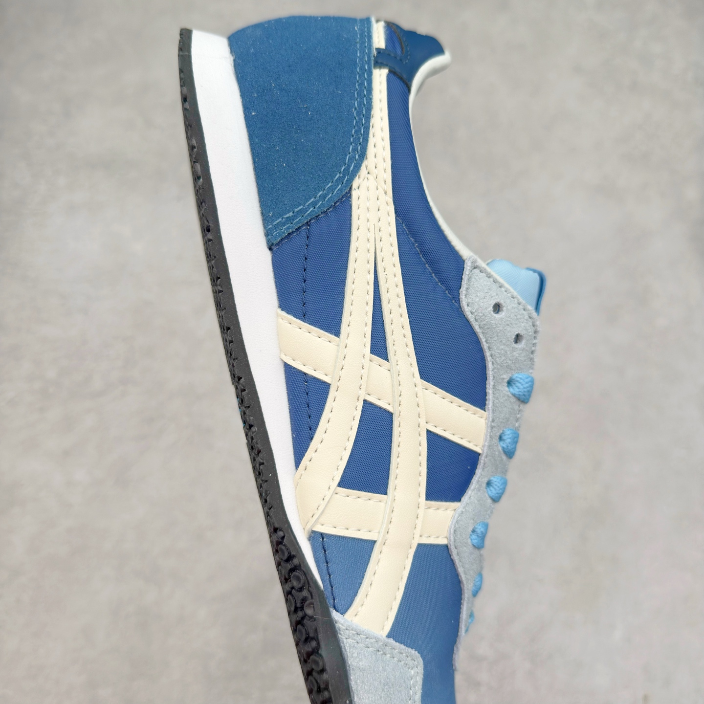 图片[6]-Onitsuka 鬼冢虎 Serrano系列 潮流舒适轻便生活休闲鞋 上架实拍鞋面采用翻毛皮和牛津布面设计制作，透气性好，包裹感很强。鞋底采用防滑耐磨橡胶大底，脚感轻便舒适。鞋掌做了加宽处理，穿着更加舒适。尺码：36 37 37.5 38 39 39.5 40 40.5 41.5 42 42.5 43.5 44 45-选品中心
