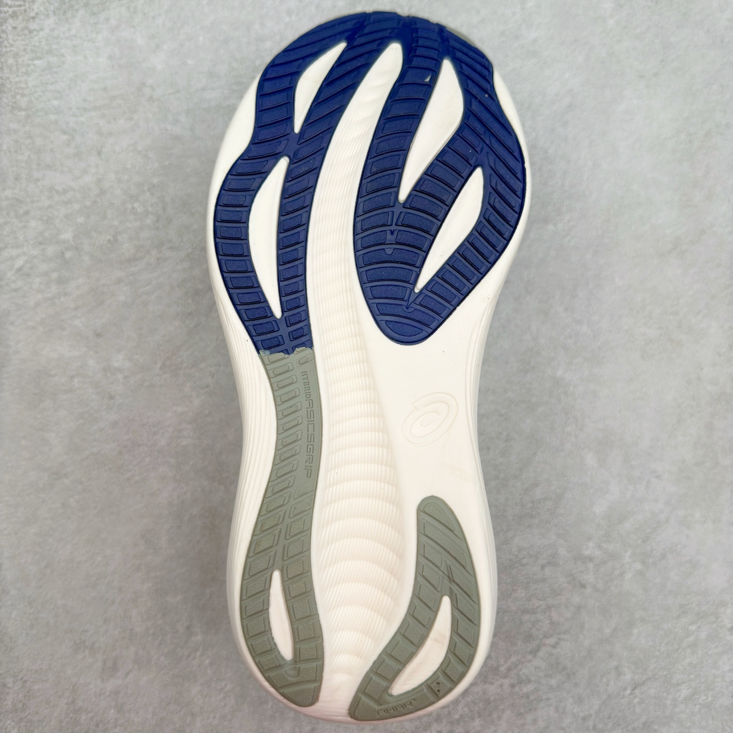 图片[9]-Asics GEL-Nimbus 27 亚瑟士缓震跑鞋 近年复古风潮的势头很旺 ASICS一直坚信保持身体的健康与活力是打造健康快乐的生活方式的最佳途径 ASICS为复古鞋型注入新设计 为玩家的街头穿搭提供了更多可能 GEL-NIMBUSTM9运动鞋最初是为中立和仰卧跑步者设计的长距离训练器 采用原始材料和关键细节重新设计 其Y2K时代的工业外观也被大胆的对比和色块所抵消 尺码：36 36.5 37.5 38 38.5 39 40 40.5 41.5 42 42.5 43.5 44 44.5 45-选品中心