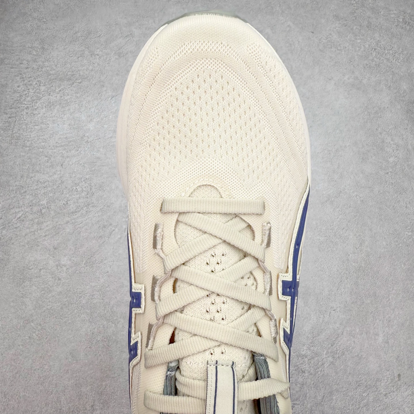 图片[4]-Asics GEL-Nimbus 27 亚瑟士缓震跑鞋 近年复古风潮的势头很旺 ASICS一直坚信保持身体的健康与活力是打造健康快乐的生活方式的最佳途径 ASICS为复古鞋型注入新设计 为玩家的街头穿搭提供了更多可能 GEL-NIMBUSTM9运动鞋最初是为中立和仰卧跑步者设计的长距离训练器 采用原始材料和关键细节重新设计 其Y2K时代的工业外观也被大胆的对比和色块所抵消 尺码：36 36.5 37.5 38 38.5 39 40 40.5 41.5 42 42.5 43.5 44 44.5 45-选品中心