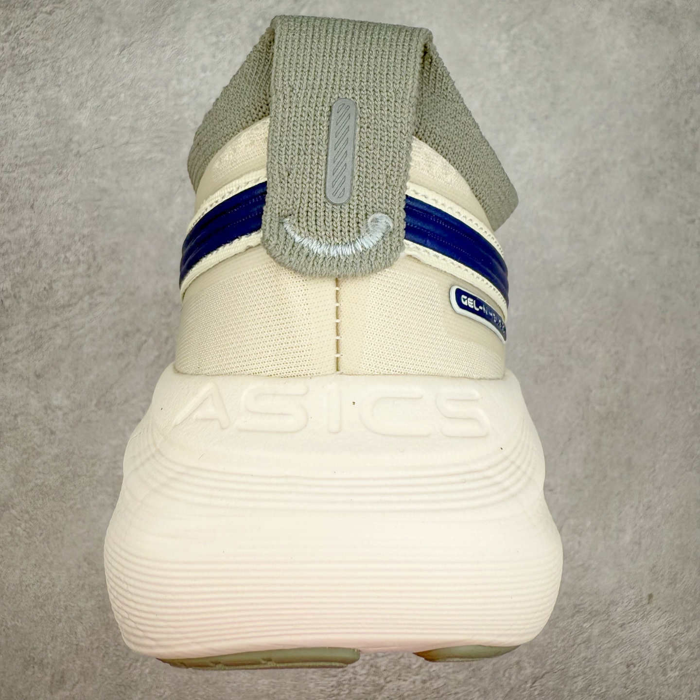 图片[8]-Asics GEL-Nimbus 27 亚瑟士缓震跑鞋 近年复古风潮的势头很旺 ASICS一直坚信保持身体的健康与活力是打造健康快乐的生活方式的最佳途径 ASICS为复古鞋型注入新设计 为玩家的街头穿搭提供了更多可能 GEL-NIMBUSTM9运动鞋最初是为中立和仰卧跑步者设计的长距离训练器 采用原始材料和关键细节重新设计 其Y2K时代的工业外观也被大胆的对比和色块所抵消 尺码：36 36.5 37.5 38 38.5 39 40 40.5 41.5 42 42.5 43.5 44 44.5 45-选品中心