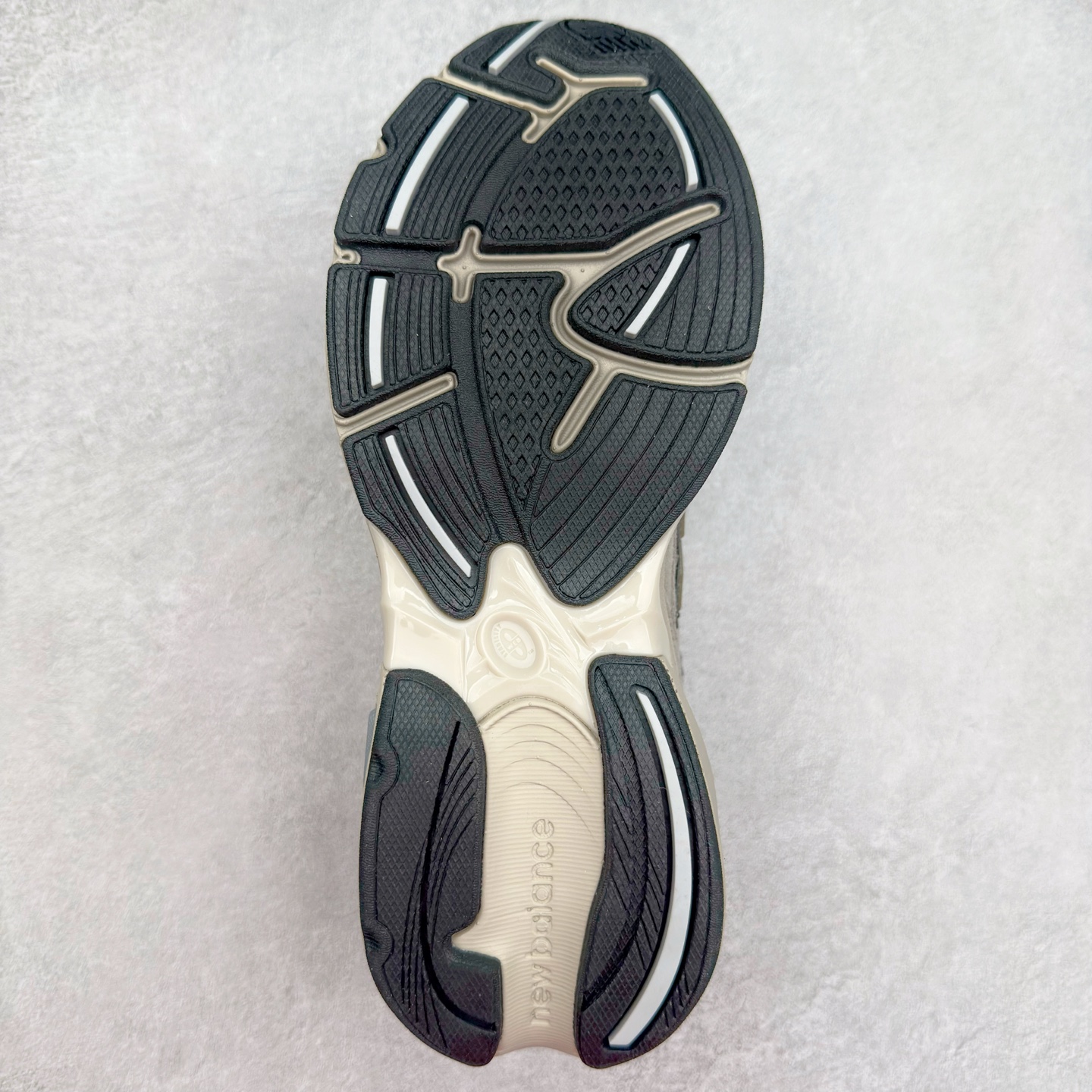 图片[9]-＃DT New Balance NB2010系列新百伦经典复古休闲运动板鞋 以ENCAP中底配以升级版 N-ERGY缓震物料 鞋面则采用特色的柔软麂皮搭以NewBalance经典的尼龙网布 低调中还原跑鞋本真 更年轻化的设计理念与材质 让新世代青年得以用全新视角体验经典鞋款的传奇魅力 货号：U2010NB13731 尺码：36 37 37.5 38 38.5 39.5 40 40.5 41.5 42 42.5 43 44-选品中心