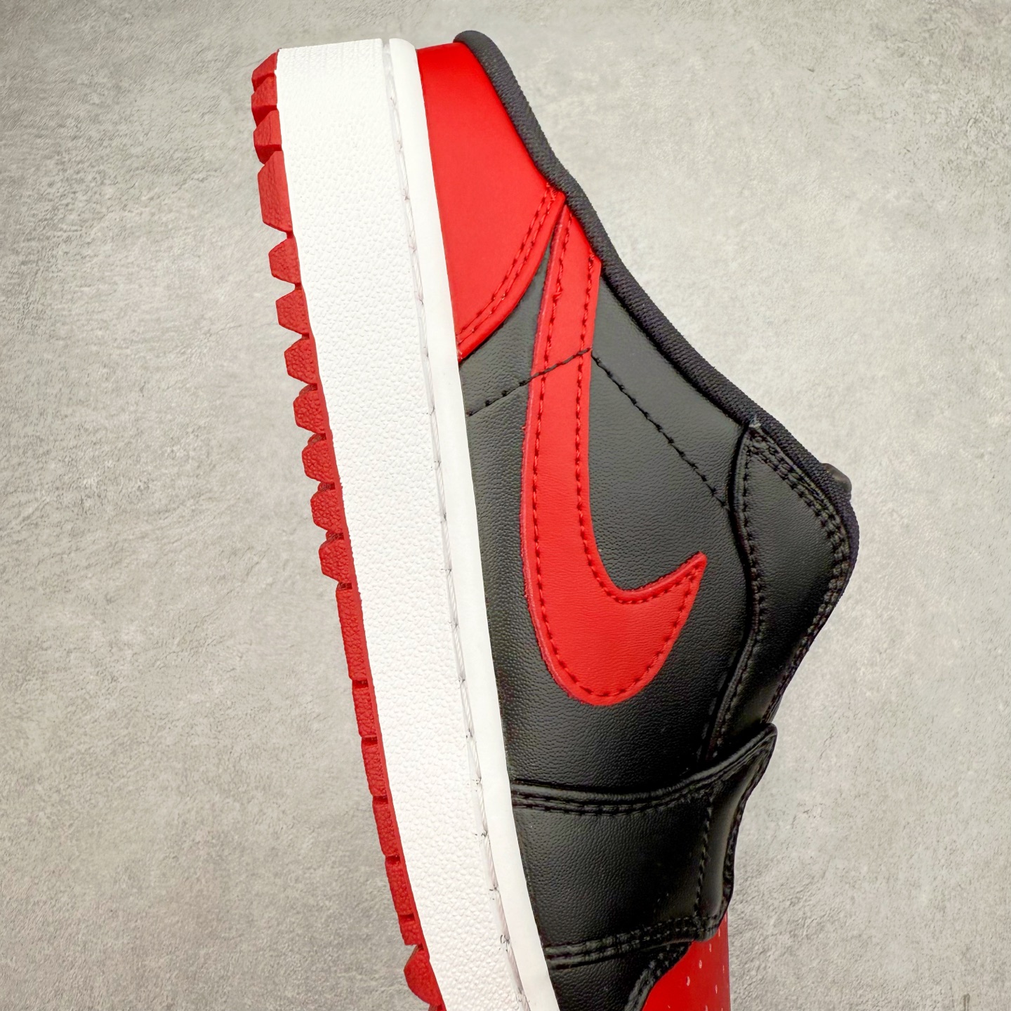 图片[6]-＃K版 Air Jordan AJ1 Low 低帮 半拖黑红 FJ1214-001 全新流水线出品 DT版本唯一平替选择 市场第二梯队最强版 全部原鞋开发 原楦原纸板开发 全鞋电脑针车 原厂内置全掌气垫 原盒内在原标 唯一Zp原版鞋带绑法 免检产品 全新2022版型 全头层皮料 完美零毛边处理 原厂配置全掌气垫 价格定位良心 几十个配色陆续出货 实拍调校N版已经零色差零失真 百分百还原实物色彩所见即所得 不存在货不对板色差等低级问题 选购参考实物拍摄 不混卖不参货 只用心做好货严格选品 承诺混一赔十 尺码：36 36.5 37.5 38 38.5 39 40 40.5 41 42 42.5 43 44 44.5 45-选品中心