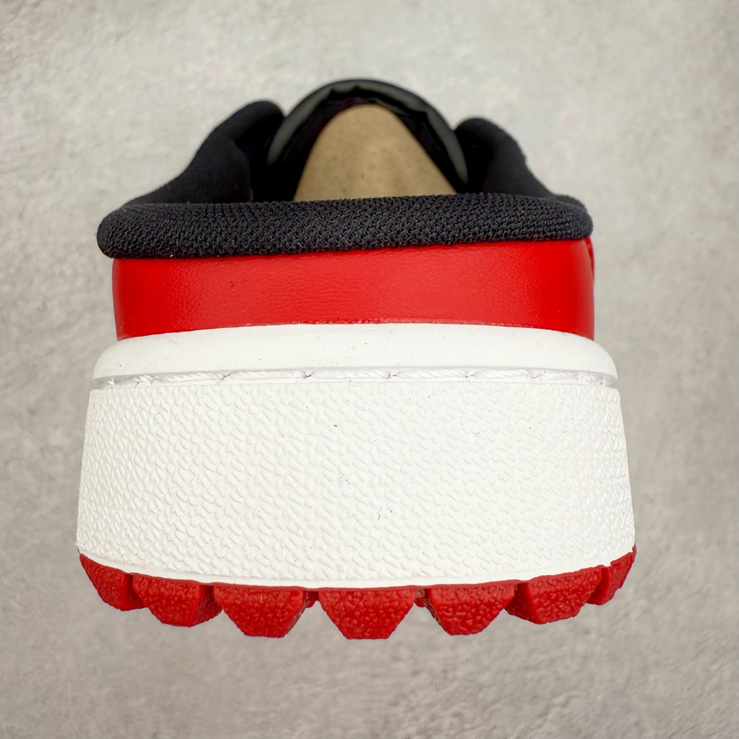 图片[8]-＃K版 Air Jordan AJ1 Low 低帮 半拖黑红 FJ1214-001 全新流水线出品 DT版本唯一平替选择 市场第二梯队最强版 全部原鞋开发 原楦原纸板开发 全鞋电脑针车 原厂内置全掌气垫 原盒内在原标 唯一Zp原版鞋带绑法 免检产品 全新2022版型 全头层皮料 完美零毛边处理 原厂配置全掌气垫 价格定位良心 几十个配色陆续出货 实拍调校N版已经零色差零失真 百分百还原实物色彩所见即所得 不存在货不对板色差等低级问题 选购参考实物拍摄 不混卖不参货 只用心做好货严格选品 承诺混一赔十 尺码：36 36.5 37.5 38 38.5 39 40 40.5 41 42 42.5 43 44 44.5 45-选品中心