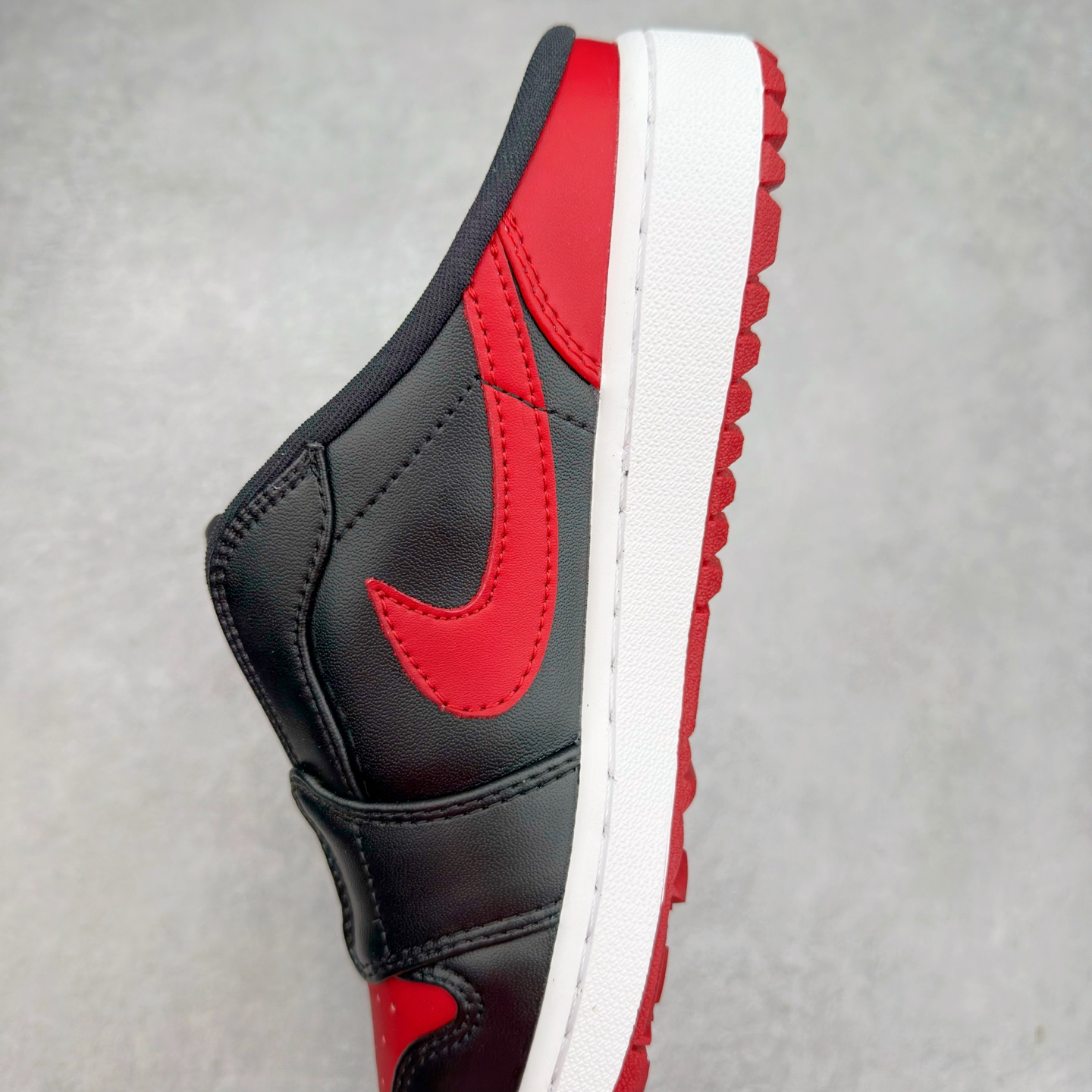 图片[7]-＃K版 Air Jordan AJ1 Low 低帮 半拖黑红 FJ1214-001 全新流水线出品 DT版本唯一平替选择 市场第二梯队最强版 全部原鞋开发 原楦原纸板开发 全鞋电脑针车 原厂内置全掌气垫 原盒内在原标 唯一Zp原版鞋带绑法 免检产品 全新2022版型 全头层皮料 完美零毛边处理 原厂配置全掌气垫 价格定位良心 几十个配色陆续出货 实拍调校N版已经零色差零失真 百分百还原实物色彩所见即所得 不存在货不对板色差等低级问题 选购参考实物拍摄 不混卖不参货 只用心做好货严格选品 承诺混一赔十 尺码：36 36.5 37.5 38 38.5 39 40 40.5 41 42 42.5 43 44 44.5 45-选品中心