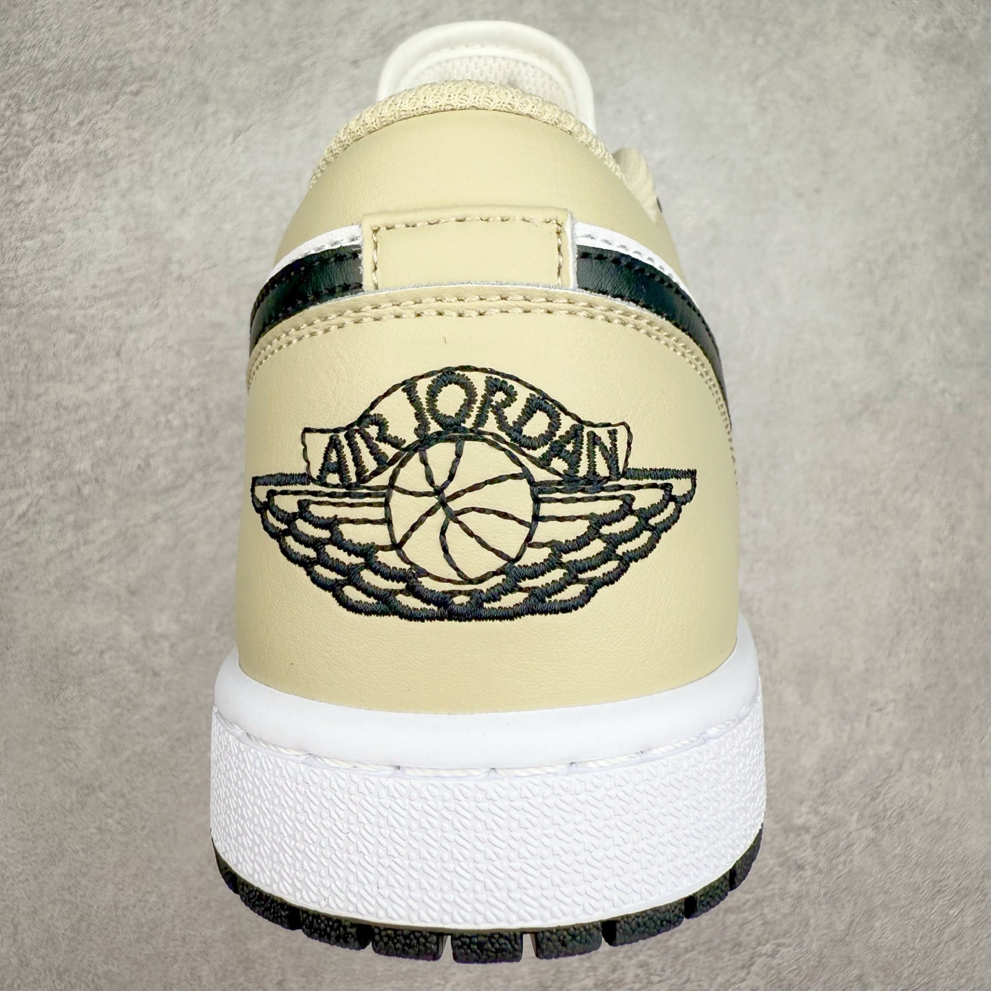 图片[8]-＃K版 Air Jordan AJ1 Low 低帮 黑白米黄 553558-153 全新流水线出品 DT版本唯一平替选择 市场第二梯队最强版 全部原鞋开发 原楦原纸板开发 全鞋电脑针车 原厂内置全掌气垫 原盒内在原标 唯一Zp原版鞋带绑法 免检产品 全新2022版型 全头层皮料 完美零毛边处理 原厂配置全掌气垫 价格定位良心 几十个配色陆续出货 实拍调校N版已经零色差零失真 百分百还原实物色彩所见即所得 不存在货不对板色差等低级问题 选购参考实物拍摄 不混卖不参货 只用心做好货严格选品 承诺混一赔十 尺码：36 36.5 37.5 38 38.5 39 40 40.5 41 42 42.5 43 44 44.5 45-选品中心