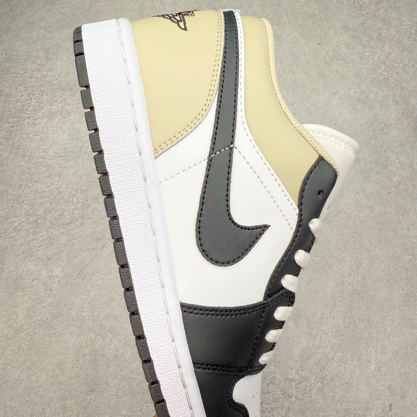 图片[6]-＃K版 Air Jordan AJ1 Low 低帮 黑白米黄 553558-153 全新流水线出品 DT版本唯一平替选择 市场第二梯队最强版 全部原鞋开发 原楦原纸板开发 全鞋电脑针车 原厂内置全掌气垫 原盒内在原标 唯一Zp原版鞋带绑法 免检产品 全新2022版型 全头层皮料 完美零毛边处理 原厂配置全掌气垫 价格定位良心 几十个配色陆续出货 实拍调校N版已经零色差零失真 百分百还原实物色彩所见即所得 不存在货不对板色差等低级问题 选购参考实物拍摄 不混卖不参货 只用心做好货严格选品 承诺混一赔十 尺码：36 36.5 37.5 38 38.5 39 40 40.5 41 42 42.5 43 44 44.5 45-选品中心