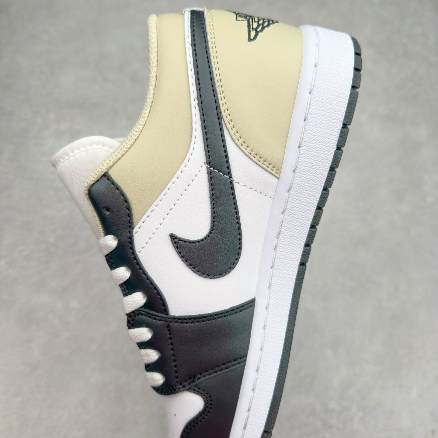 图片[7]-＃K版 Air Jordan AJ1 Low 低帮 黑白米黄 553558-153 全新流水线出品 DT版本唯一平替选择 市场第二梯队最强版 全部原鞋开发 原楦原纸板开发 全鞋电脑针车 原厂内置全掌气垫 原盒内在原标 唯一Zp原版鞋带绑法 免检产品 全新2022版型 全头层皮料 完美零毛边处理 原厂配置全掌气垫 价格定位良心 几十个配色陆续出货 实拍调校N版已经零色差零失真 百分百还原实物色彩所见即所得 不存在货不对板色差等低级问题 选购参考实物拍摄 不混卖不参货 只用心做好货严格选品 承诺混一赔十 尺码：36 36.5 37.5 38 38.5 39 40 40.5 41 42 42.5 43 44 44.5 45-选品中心