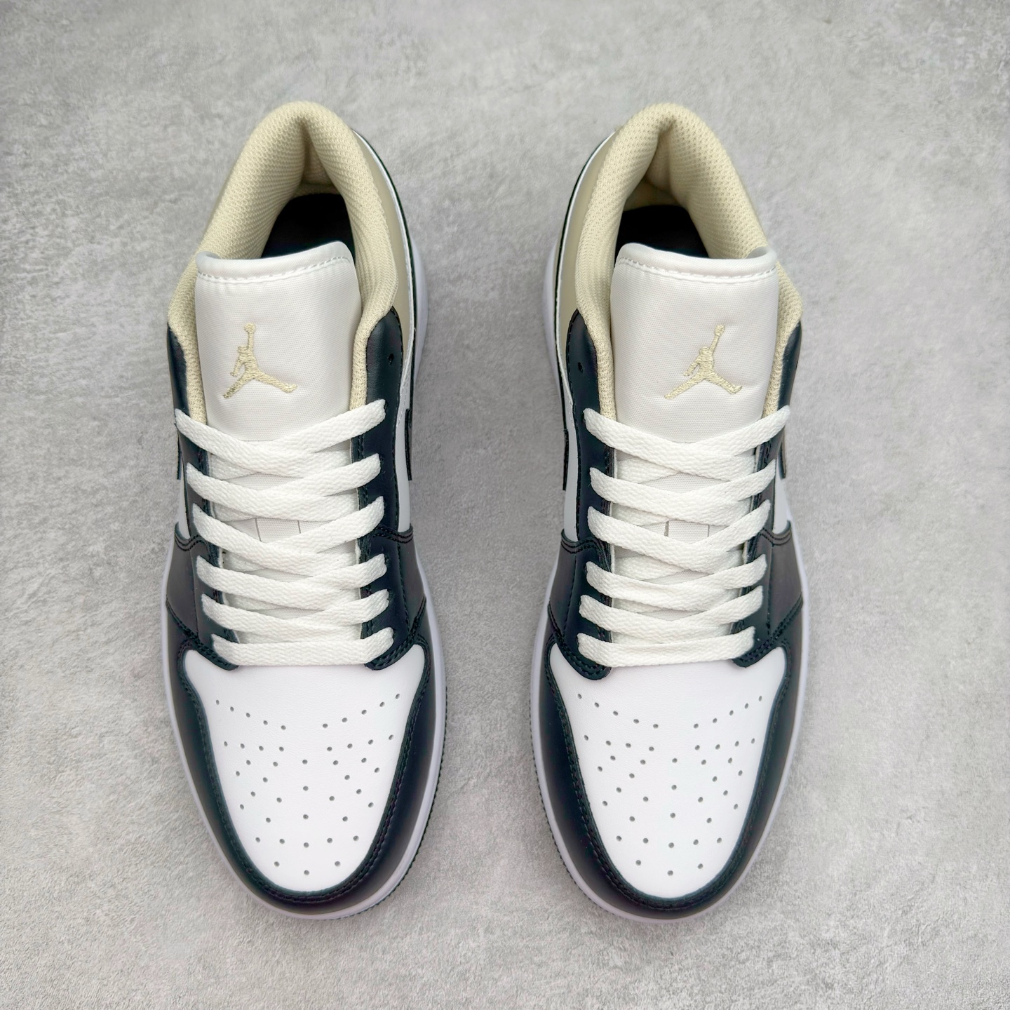 图片[2]-＃K版 Air Jordan AJ1 Low 低帮 黑白米黄 553558-153 全新流水线出品 DT版本唯一平替选择 市场第二梯队最强版 全部原鞋开发 原楦原纸板开发 全鞋电脑针车 原厂内置全掌气垫 原盒内在原标 唯一Zp原版鞋带绑法 免检产品 全新2022版型 全头层皮料 完美零毛边处理 原厂配置全掌气垫 价格定位良心 几十个配色陆续出货 实拍调校N版已经零色差零失真 百分百还原实物色彩所见即所得 不存在货不对板色差等低级问题 选购参考实物拍摄 不混卖不参货 只用心做好货严格选品 承诺混一赔十 尺码：36 36.5 37.5 38 38.5 39 40 40.5 41 42 42.5 43 44 44.5 45-选品中心