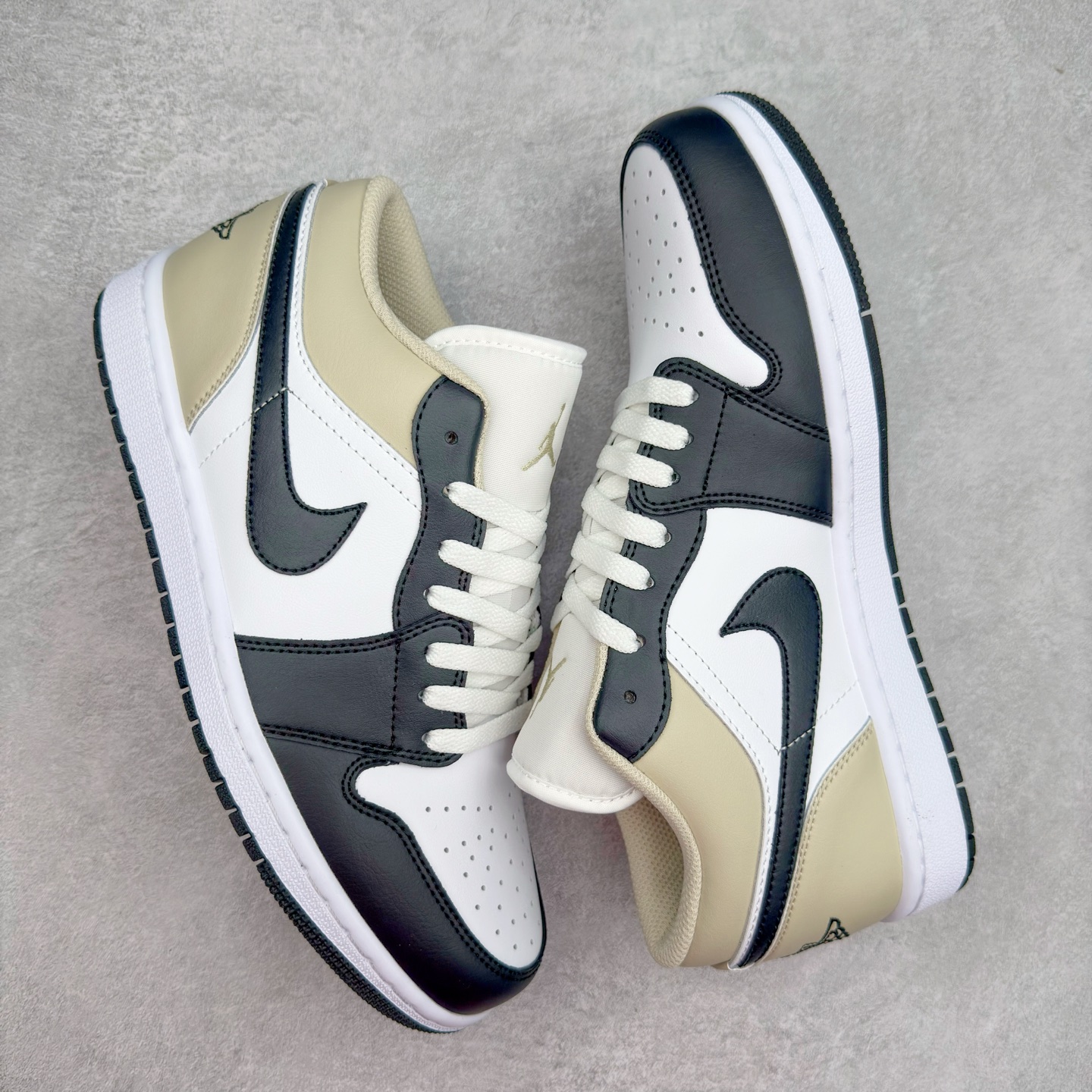 图片[3]-＃K版 Air Jordan AJ1 Low 低帮 黑白米黄 553558-153 全新流水线出品 DT版本唯一平替选择 市场第二梯队最强版 全部原鞋开发 原楦原纸板开发 全鞋电脑针车 原厂内置全掌气垫 原盒内在原标 唯一Zp原版鞋带绑法 免检产品 全新2022版型 全头层皮料 完美零毛边处理 原厂配置全掌气垫 价格定位良心 几十个配色陆续出货 实拍调校N版已经零色差零失真 百分百还原实物色彩所见即所得 不存在货不对板色差等低级问题 选购参考实物拍摄 不混卖不参货 只用心做好货严格选品 承诺混一赔十 尺码：36 36.5 37.5 38 38.5 39 40 40.5 41 42 42.5 43 44 44.5 45-选品中心