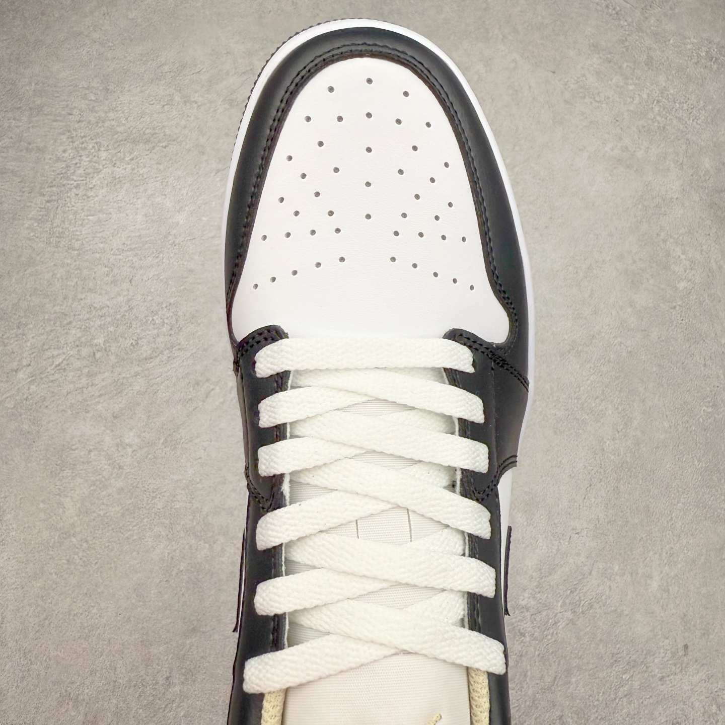 图片[4]-＃K版 Air Jordan AJ1 Low 低帮 黑白米黄 553558-153 全新流水线出品 DT版本唯一平替选择 市场第二梯队最强版 全部原鞋开发 原楦原纸板开发 全鞋电脑针车 原厂内置全掌气垫 原盒内在原标 唯一Zp原版鞋带绑法 免检产品 全新2022版型 全头层皮料 完美零毛边处理 原厂配置全掌气垫 价格定位良心 几十个配色陆续出货 实拍调校N版已经零色差零失真 百分百还原实物色彩所见即所得 不存在货不对板色差等低级问题 选购参考实物拍摄 不混卖不参货 只用心做好货严格选品 承诺混一赔十 尺码：36 36.5 37.5 38 38.5 39 40 40.5 41 42 42.5 43 44 44.5 45-选品中心