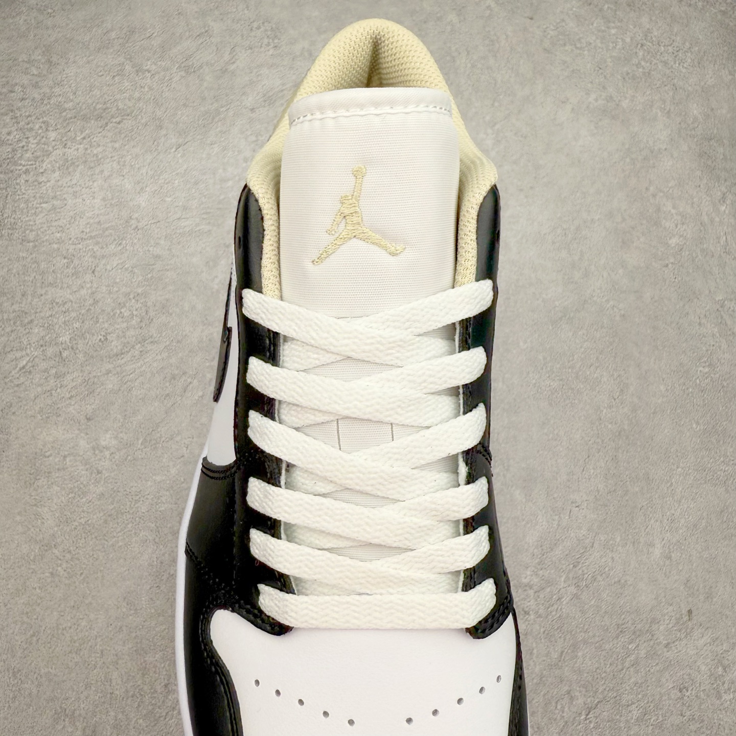 图片[5]-＃K版 Air Jordan AJ1 Low 低帮 黑白米黄 553558-153 全新流水线出品 DT版本唯一平替选择 市场第二梯队最强版 全部原鞋开发 原楦原纸板开发 全鞋电脑针车 原厂内置全掌气垫 原盒内在原标 唯一Zp原版鞋带绑法 免检产品 全新2022版型 全头层皮料 完美零毛边处理 原厂配置全掌气垫 价格定位良心 几十个配色陆续出货 实拍调校N版已经零色差零失真 百分百还原实物色彩所见即所得 不存在货不对板色差等低级问题 选购参考实物拍摄 不混卖不参货 只用心做好货严格选品 承诺混一赔十 尺码：36 36.5 37.5 38 38.5 39 40 40.5 41 42 42.5 43 44 44.5 45-选品中心