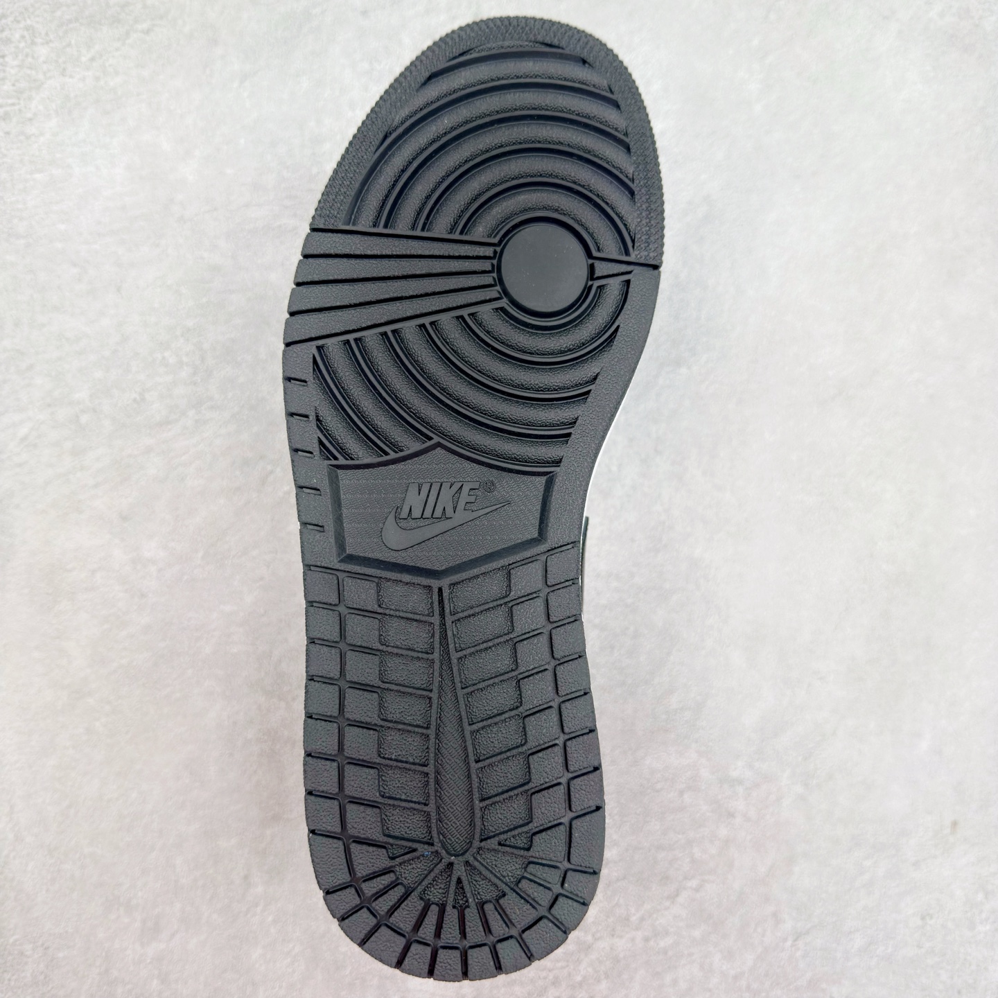 图片[9]-＃K版 Air Jordan AJ1 Low 低帮 黑白米黄 553558-153 全新流水线出品 DT版本唯一平替选择 市场第二梯队最强版 全部原鞋开发 原楦原纸板开发 全鞋电脑针车 原厂内置全掌气垫 原盒内在原标 唯一Zp原版鞋带绑法 免检产品 全新2022版型 全头层皮料 完美零毛边处理 原厂配置全掌气垫 价格定位良心 几十个配色陆续出货 实拍调校N版已经零色差零失真 百分百还原实物色彩所见即所得 不存在货不对板色差等低级问题 选购参考实物拍摄 不混卖不参货 只用心做好货严格选品 承诺混一赔十 尺码：36 36.5 37.5 38 38.5 39 40 40.5 41 42 42.5 43 44 44.5 45-选品中心