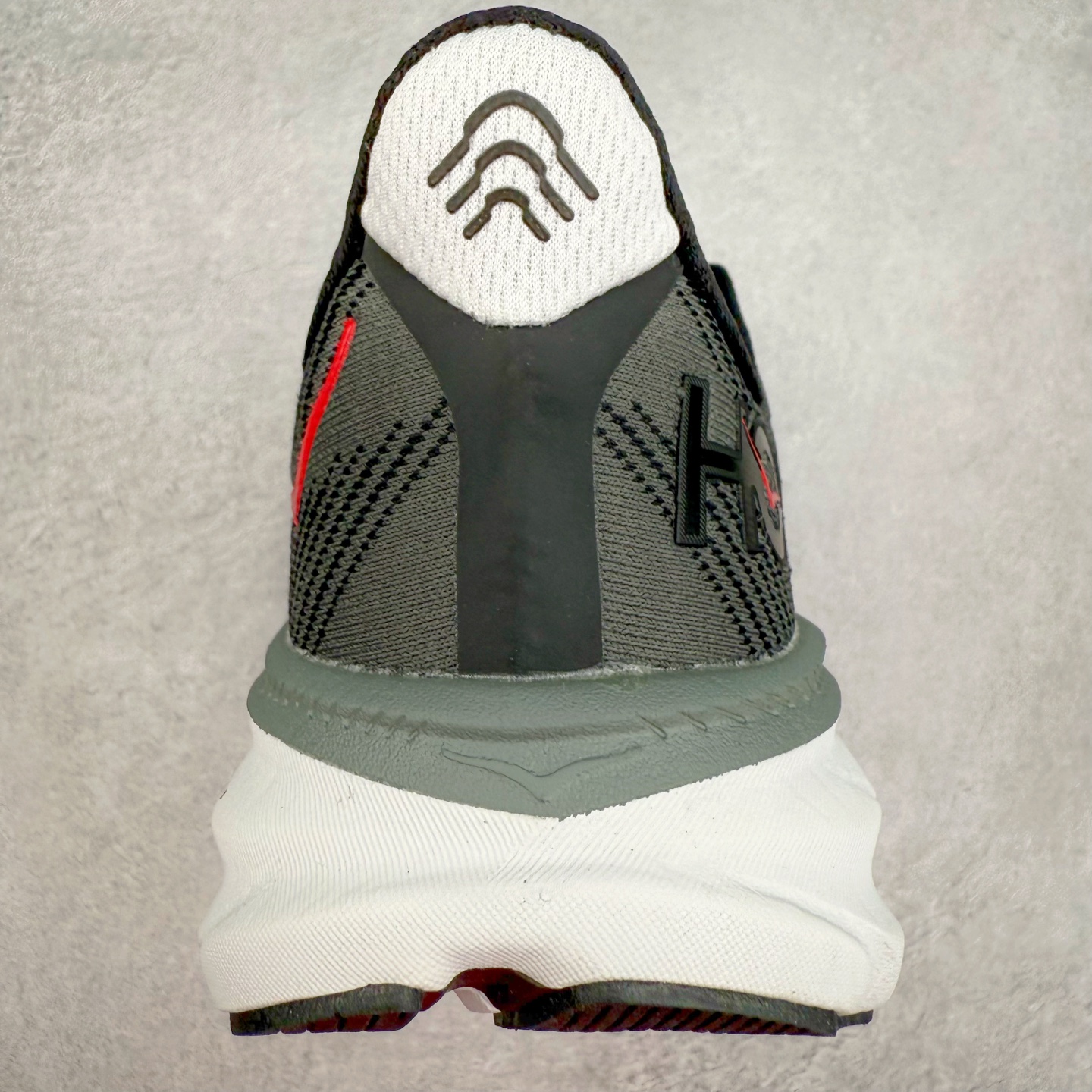 图片[8]-HOKA ONE ONE Clifton 克里夫顿9代专业性能减震公路跑步鞋 轻盈透气的针织网面和纱线的使用让鞋面更挺拔 增强鞋面的强度和支撑性能 搭配柔软的鞋舌 让双脚在舒适包裹中跑的更加畅快 全新泡棉中底 柔软的同时增强回弹性能 为不同跑者提供更平稳流畅的脚感 带来全面的缓冲保护 根据人体工程学设计的延长拉襟 后跟处弹软的海绵填充舒适固定 避免掉跟和摩擦 相比上一代光滑的内衬 Clifton 9的内衬增强了摩擦力 避免双脚在鞋内滑动 尺码：36 36.5 37.5 38 38.5 39 40 40.5 41 42 42.5 43 44 44.5 45-选品中心