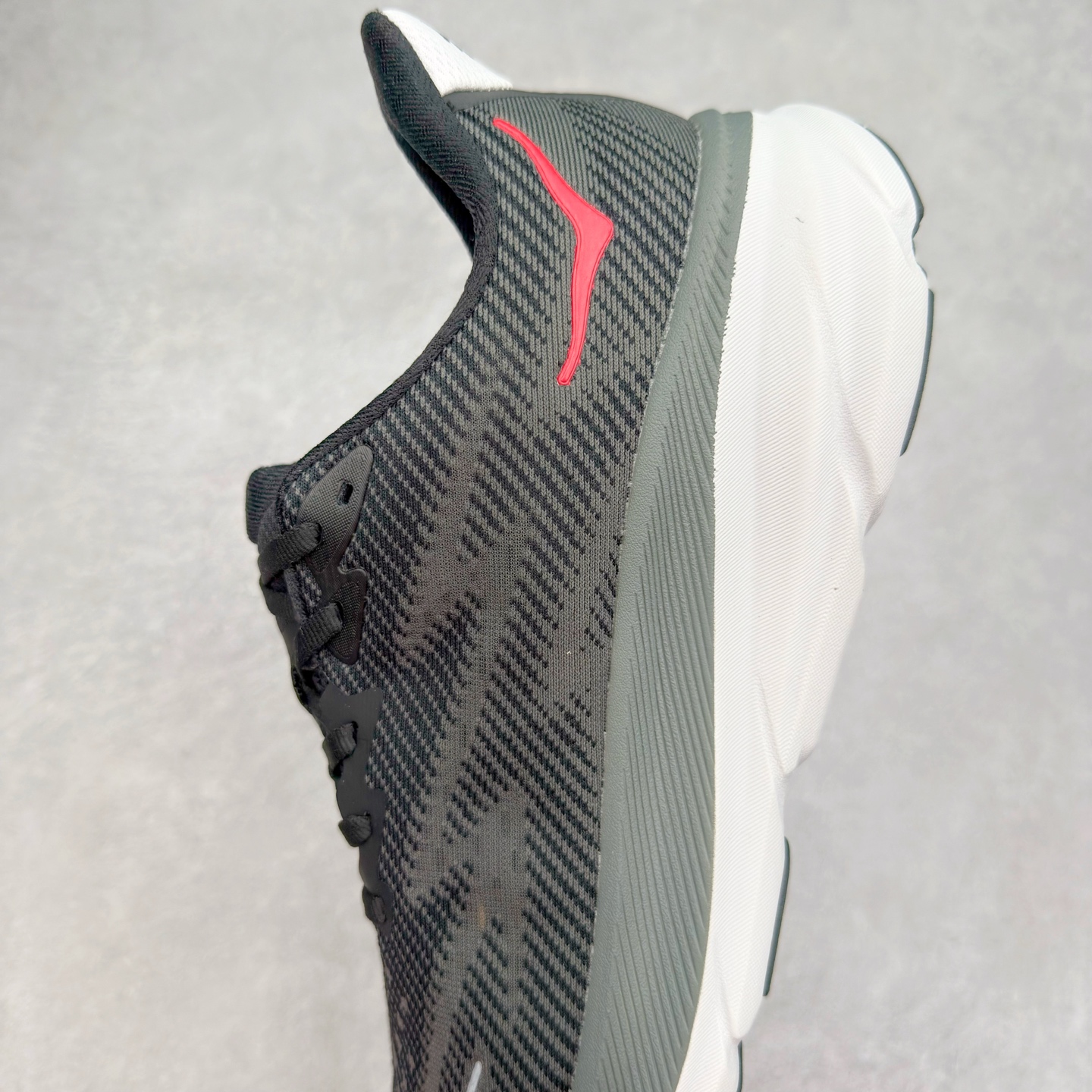 图片[7]-HOKA ONE ONE Clifton 克里夫顿9代专业性能减震公路跑步鞋 轻盈透气的针织网面和纱线的使用让鞋面更挺拔 增强鞋面的强度和支撑性能 搭配柔软的鞋舌 让双脚在舒适包裹中跑的更加畅快 全新泡棉中底 柔软的同时增强回弹性能 为不同跑者提供更平稳流畅的脚感 带来全面的缓冲保护 根据人体工程学设计的延长拉襟 后跟处弹软的海绵填充舒适固定 避免掉跟和摩擦 相比上一代光滑的内衬 Clifton 9的内衬增强了摩擦力 避免双脚在鞋内滑动 尺码：36 36.5 37.5 38 38.5 39 40 40.5 41 42 42.5 43 44 44.5 45-选品中心