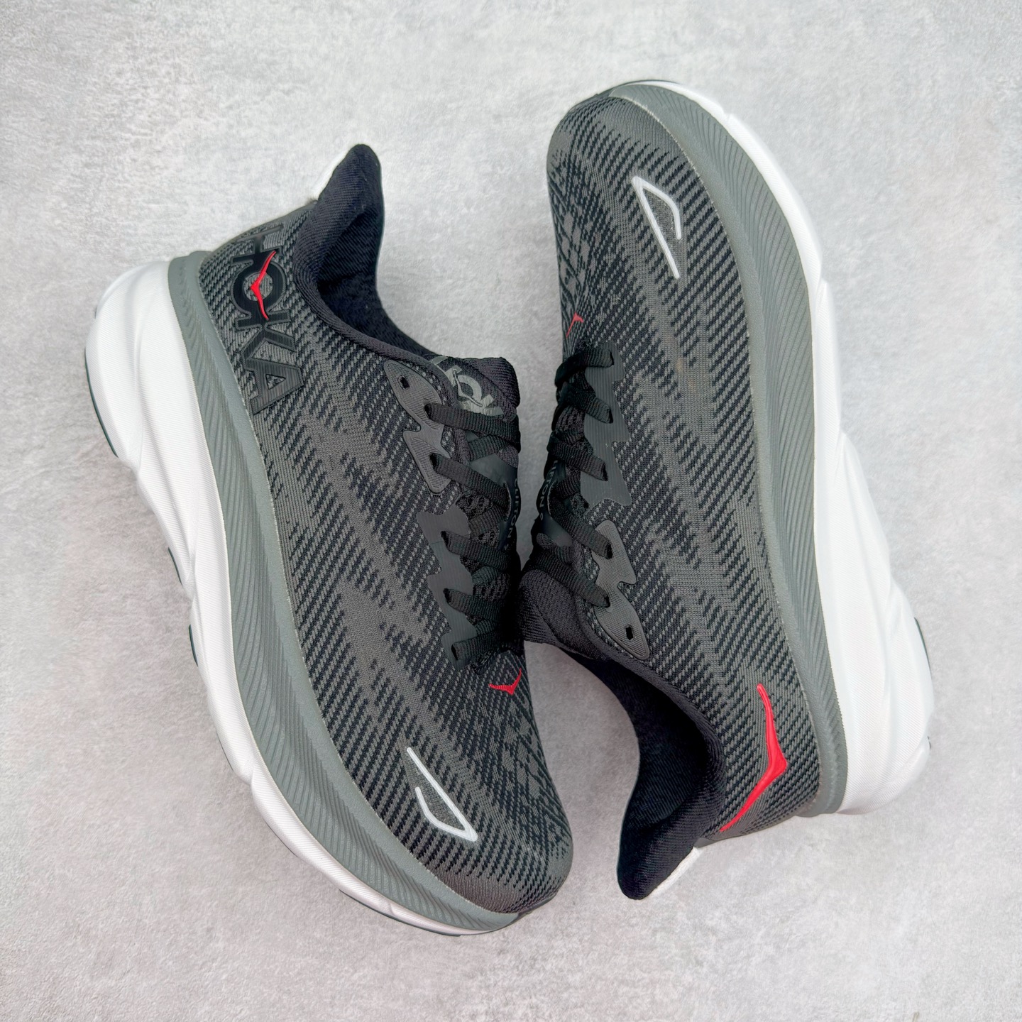 图片[3]-HOKA ONE ONE Clifton 克里夫顿9代专业性能减震公路跑步鞋 轻盈透气的针织网面和纱线的使用让鞋面更挺拔 增强鞋面的强度和支撑性能 搭配柔软的鞋舌 让双脚在舒适包裹中跑的更加畅快 全新泡棉中底 柔软的同时增强回弹性能 为不同跑者提供更平稳流畅的脚感 带来全面的缓冲保护 根据人体工程学设计的延长拉襟 后跟处弹软的海绵填充舒适固定 避免掉跟和摩擦 相比上一代光滑的内衬 Clifton 9的内衬增强了摩擦力 避免双脚在鞋内滑动 尺码：36 36.5 37.5 38 38.5 39 40 40.5 41 42 42.5 43 44 44.5 45-选品中心