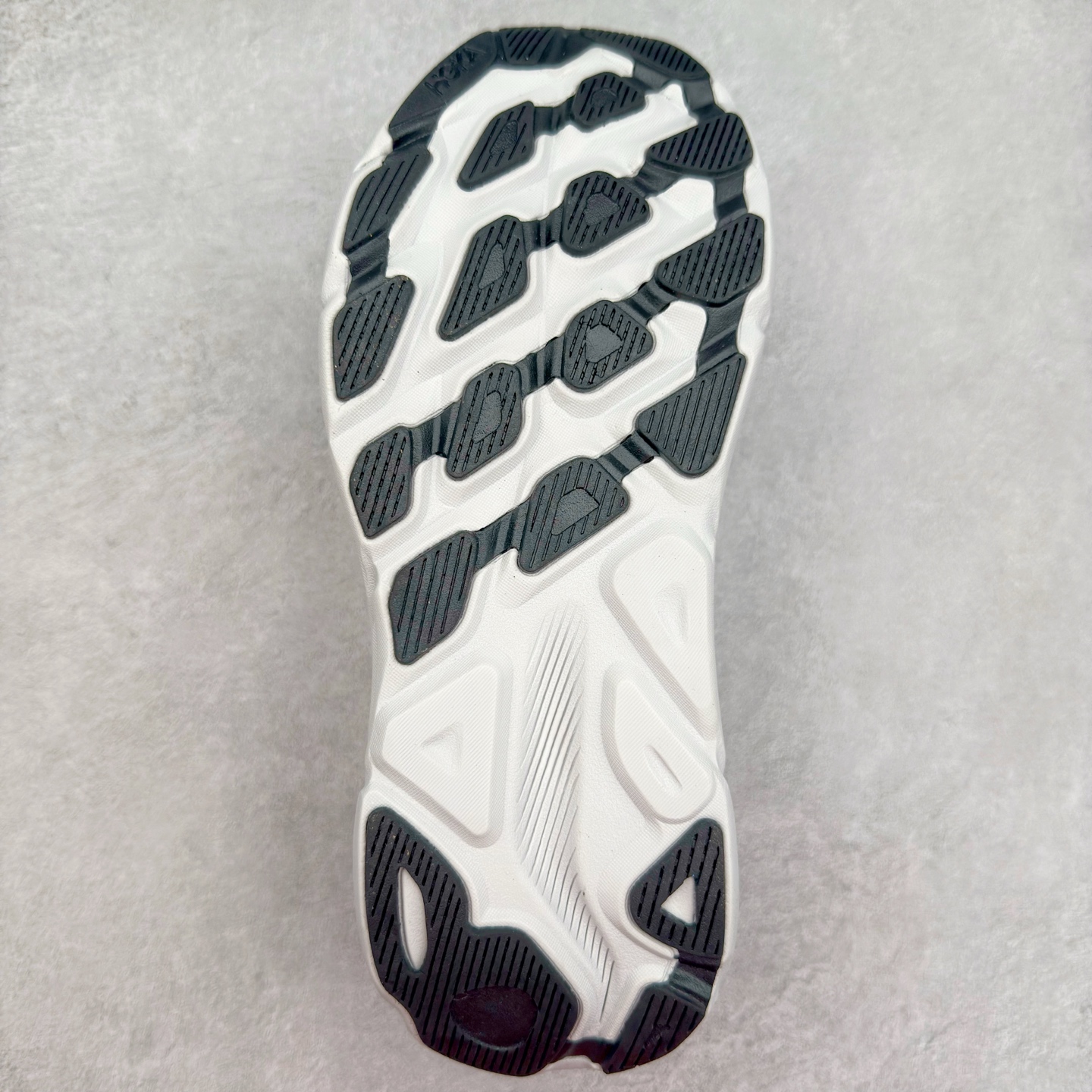 图片[9]-HOKA ONE ONE Clifton 克里夫顿9代专业性能减震公路跑步鞋 轻盈透气的针织网面和纱线的使用让鞋面更挺拔 增强鞋面的强度和支撑性能 搭配柔软的鞋舌 让双脚在舒适包裹中跑的更加畅快 全新泡棉中底 柔软的同时增强回弹性能 为不同跑者提供更平稳流畅的脚感 带来全面的缓冲保护 根据人体工程学设计的延长拉襟 后跟处弹软的海绵填充舒适固定 避免掉跟和摩擦 相比上一代光滑的内衬 Clifton 9的内衬增强了摩擦力 避免双脚在鞋内滑动 尺码：36 36.5 37.5 38 38.5 39 40 40.5 41 42 42.5 43 44 44.5 45-选品中心