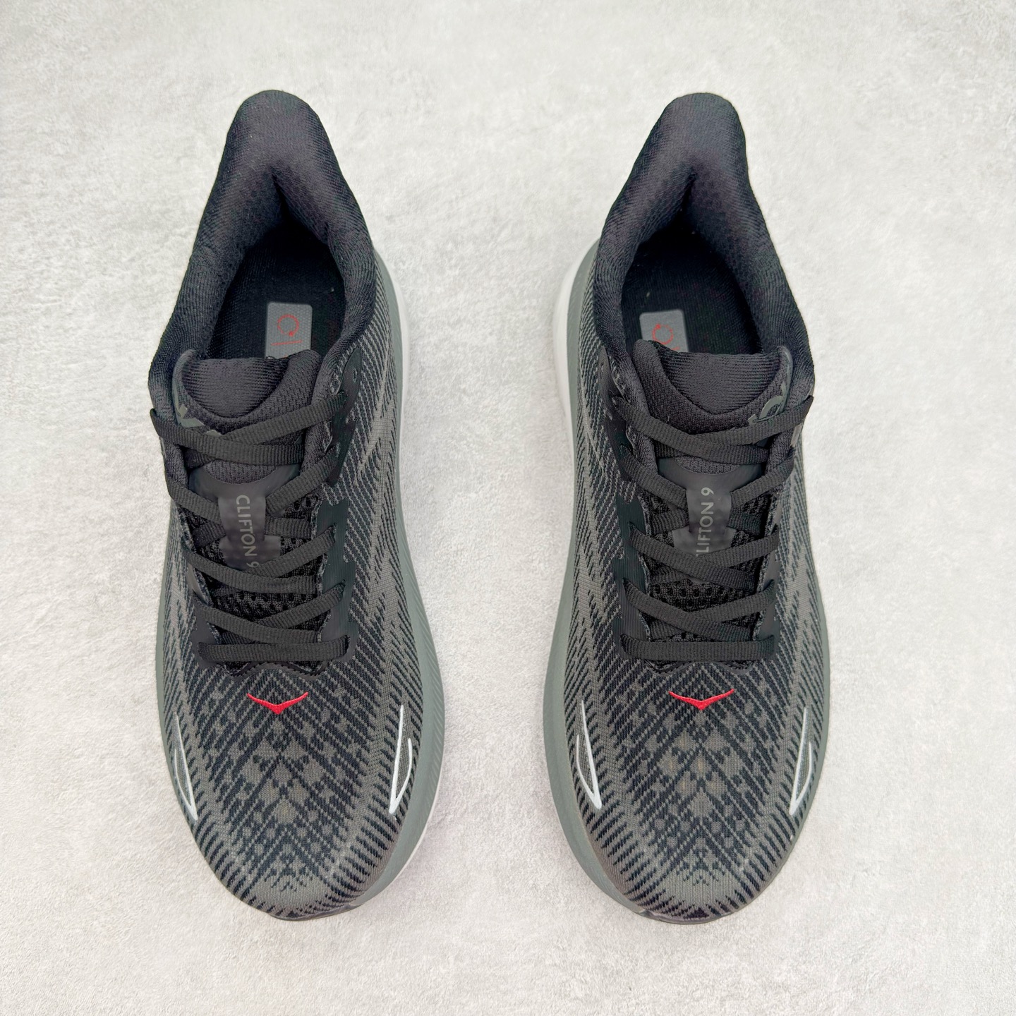 图片[2]-HOKA ONE ONE Clifton 克里夫顿9代专业性能减震公路跑步鞋 轻盈透气的针织网面和纱线的使用让鞋面更挺拔 增强鞋面的强度和支撑性能 搭配柔软的鞋舌 让双脚在舒适包裹中跑的更加畅快 全新泡棉中底 柔软的同时增强回弹性能 为不同跑者提供更平稳流畅的脚感 带来全面的缓冲保护 根据人体工程学设计的延长拉襟 后跟处弹软的海绵填充舒适固定 避免掉跟和摩擦 相比上一代光滑的内衬 Clifton 9的内衬增强了摩擦力 避免双脚在鞋内滑动 尺码：36 36.5 37.5 38 38.5 39 40 40.5 41 42 42.5 43 44 44.5 45-选品中心