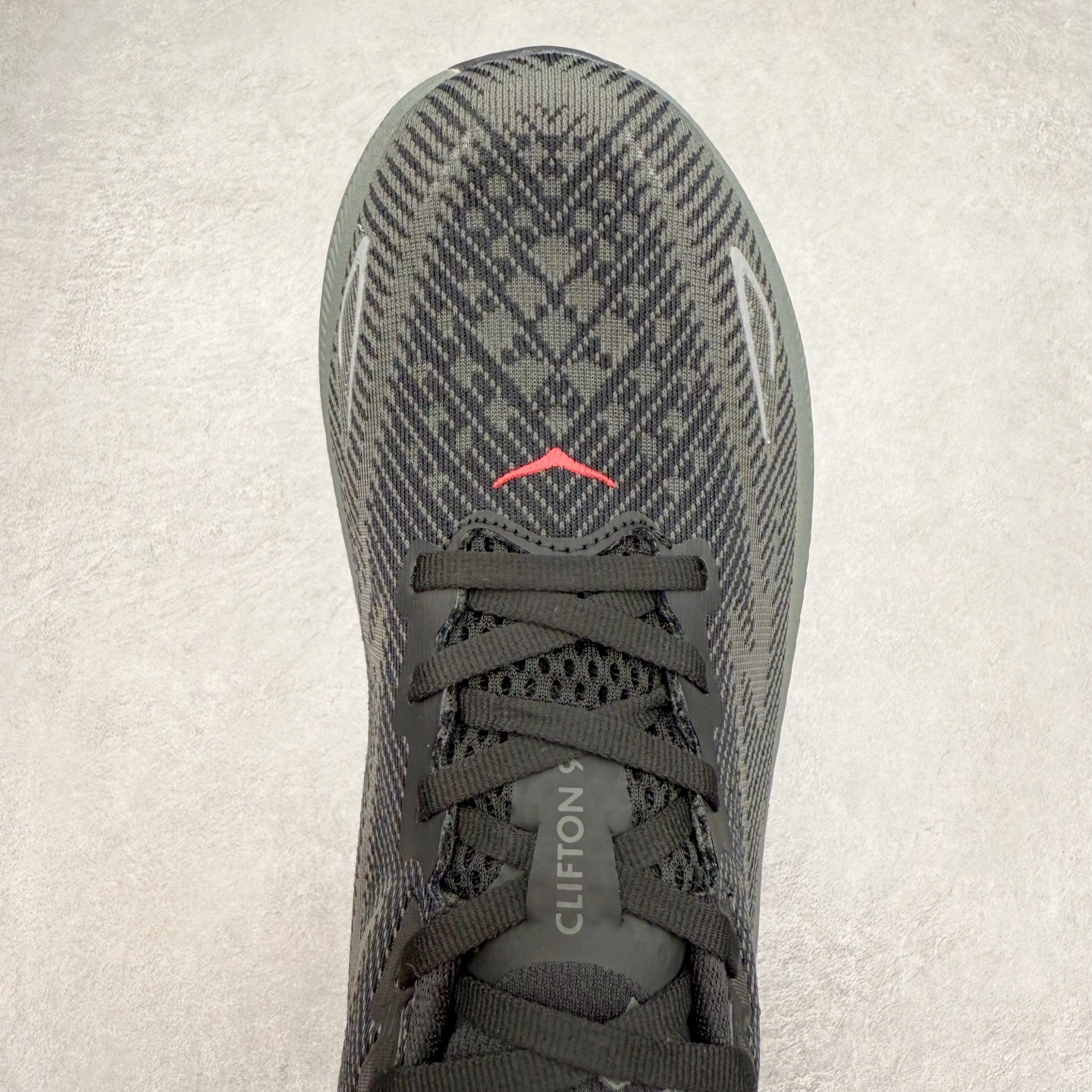 图片[4]-HOKA ONE ONE Clifton 克里夫顿9代专业性能减震公路跑步鞋 轻盈透气的针织网面和纱线的使用让鞋面更挺拔 增强鞋面的强度和支撑性能 搭配柔软的鞋舌 让双脚在舒适包裹中跑的更加畅快 全新泡棉中底 柔软的同时增强回弹性能 为不同跑者提供更平稳流畅的脚感 带来全面的缓冲保护 根据人体工程学设计的延长拉襟 后跟处弹软的海绵填充舒适固定 避免掉跟和摩擦 相比上一代光滑的内衬 Clifton 9的内衬增强了摩擦力 避免双脚在鞋内滑动 尺码：36 36.5 37.5 38 38.5 39 40 40.5 41 42 42.5 43 44 44.5 45-选品中心